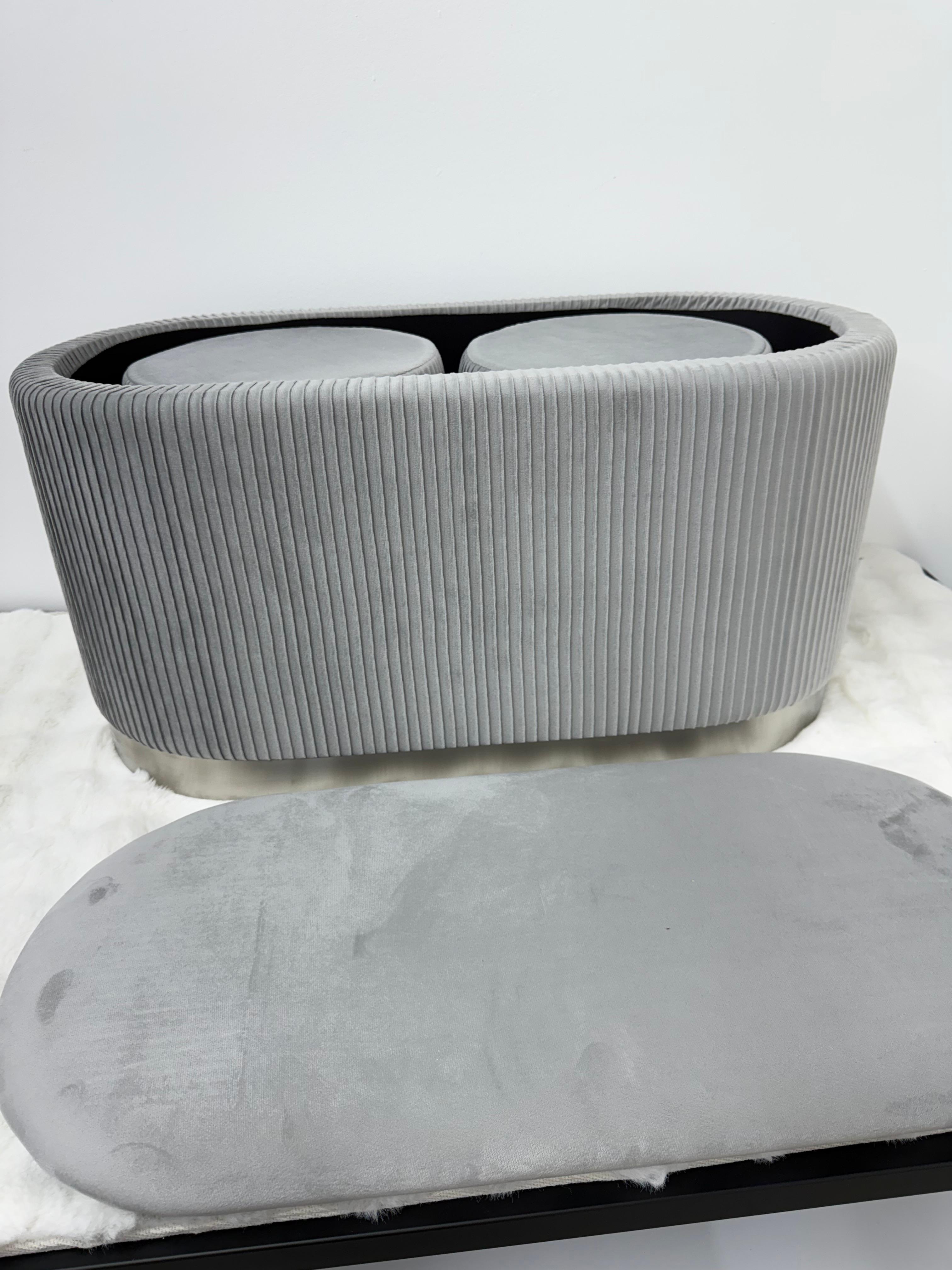 Set 3 pezzi panca con due Pouf in velluto grigio