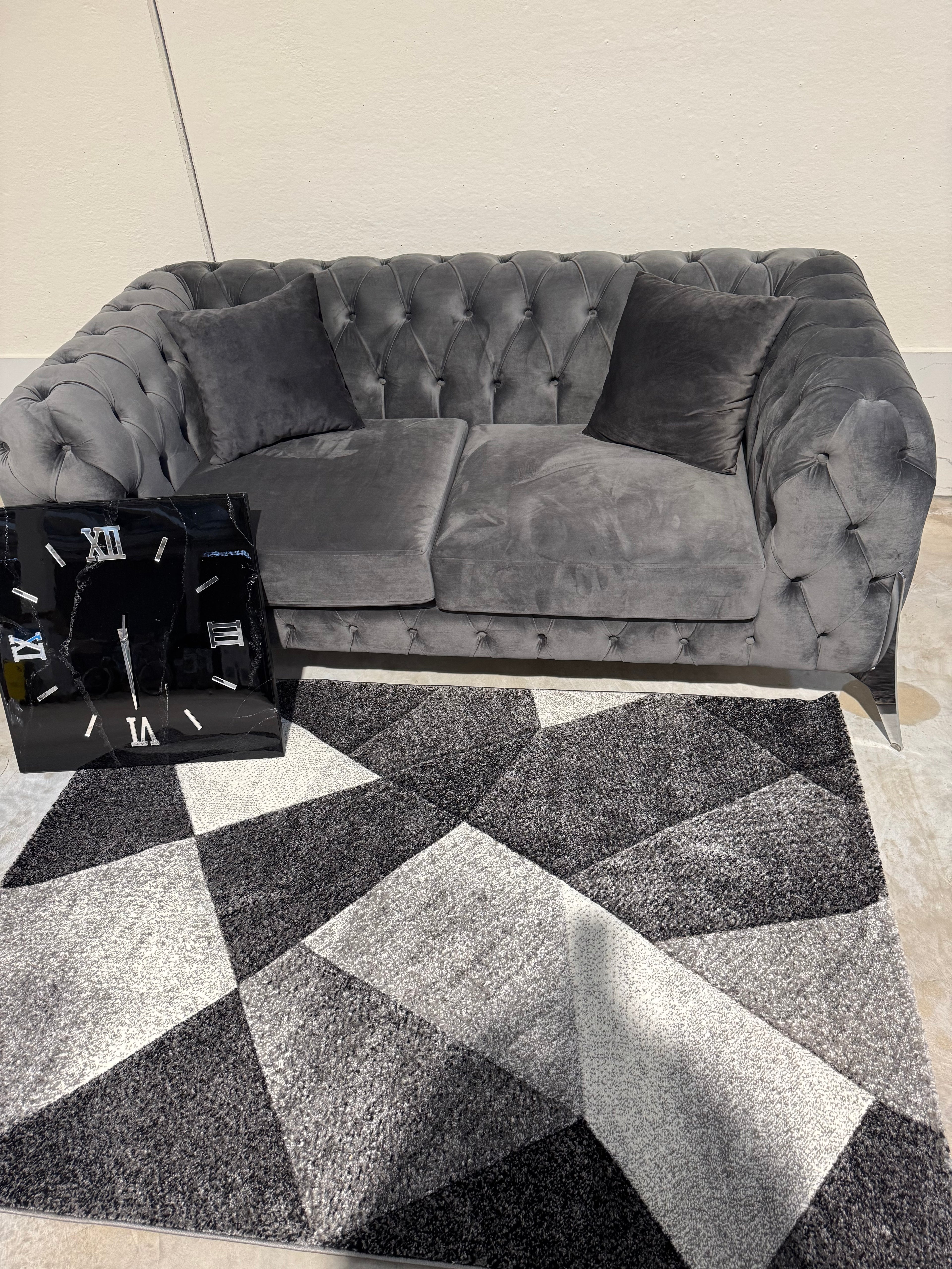 Divano capitonneè a tre posti in velluto 240x95x81 cm personalizzabile