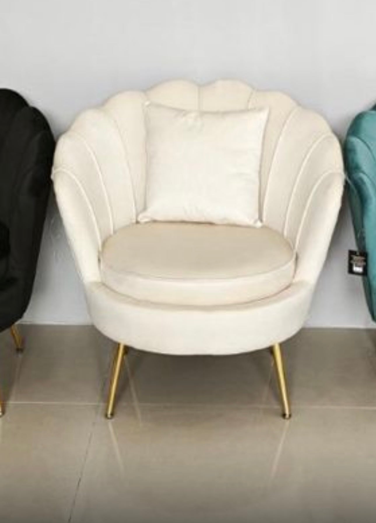 Poltrona a conchiglia panna con cuscino 72X65X76H cm