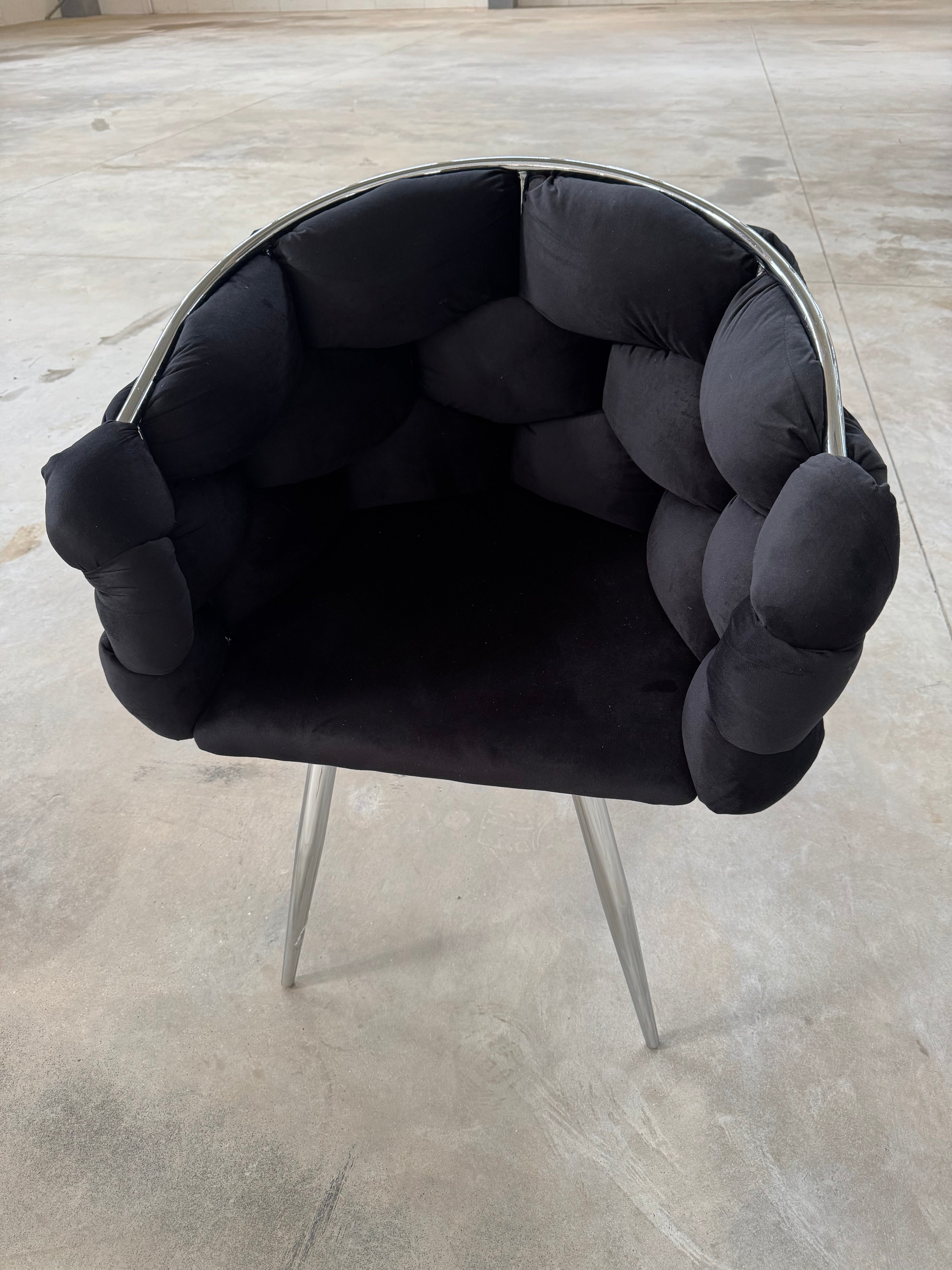Poltrona imbottita in velluto nero struttura in argento 80x65x65cm