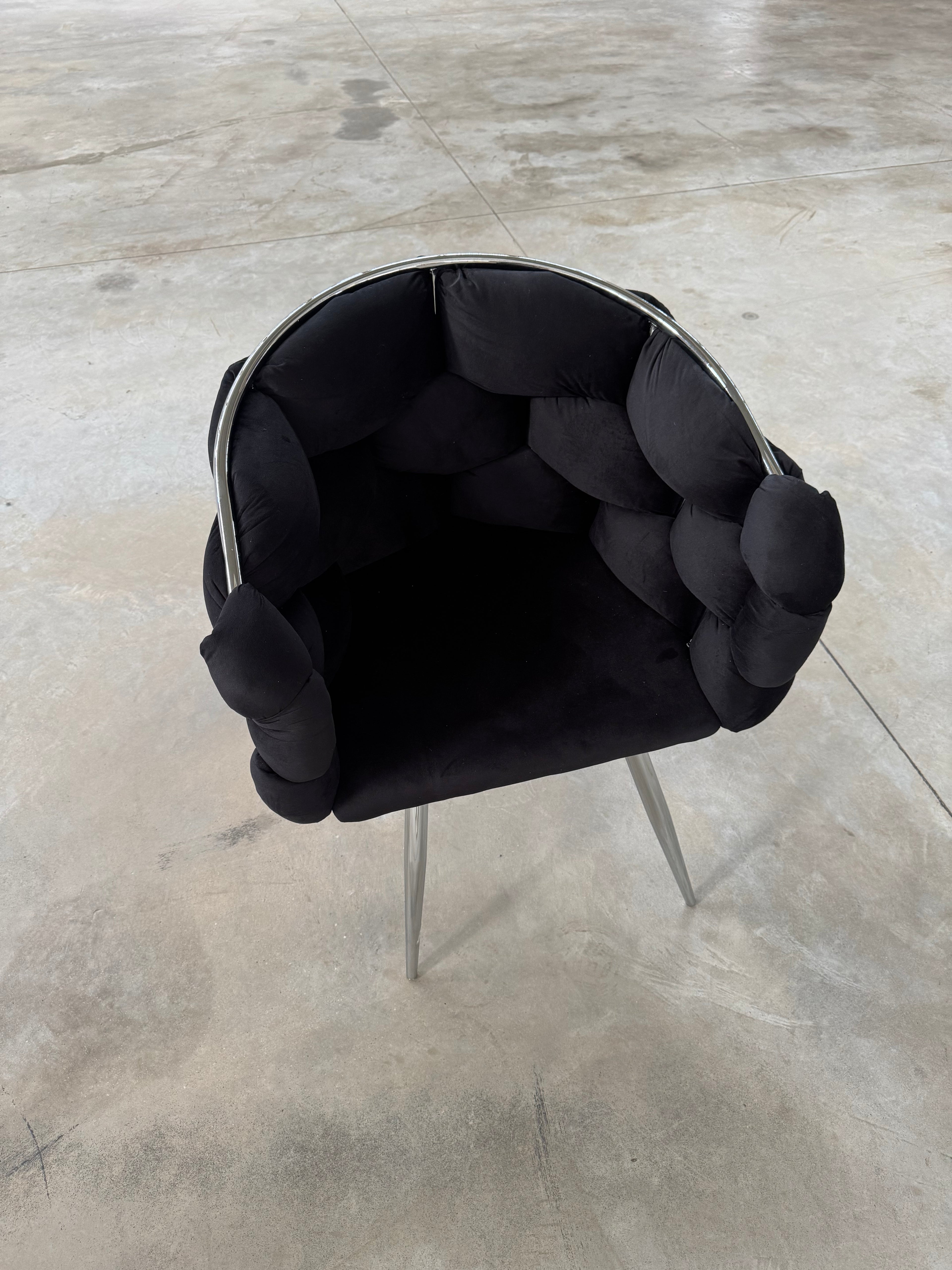 Poltrona imbottita in velluto nero struttura in argento 80x65x65cm