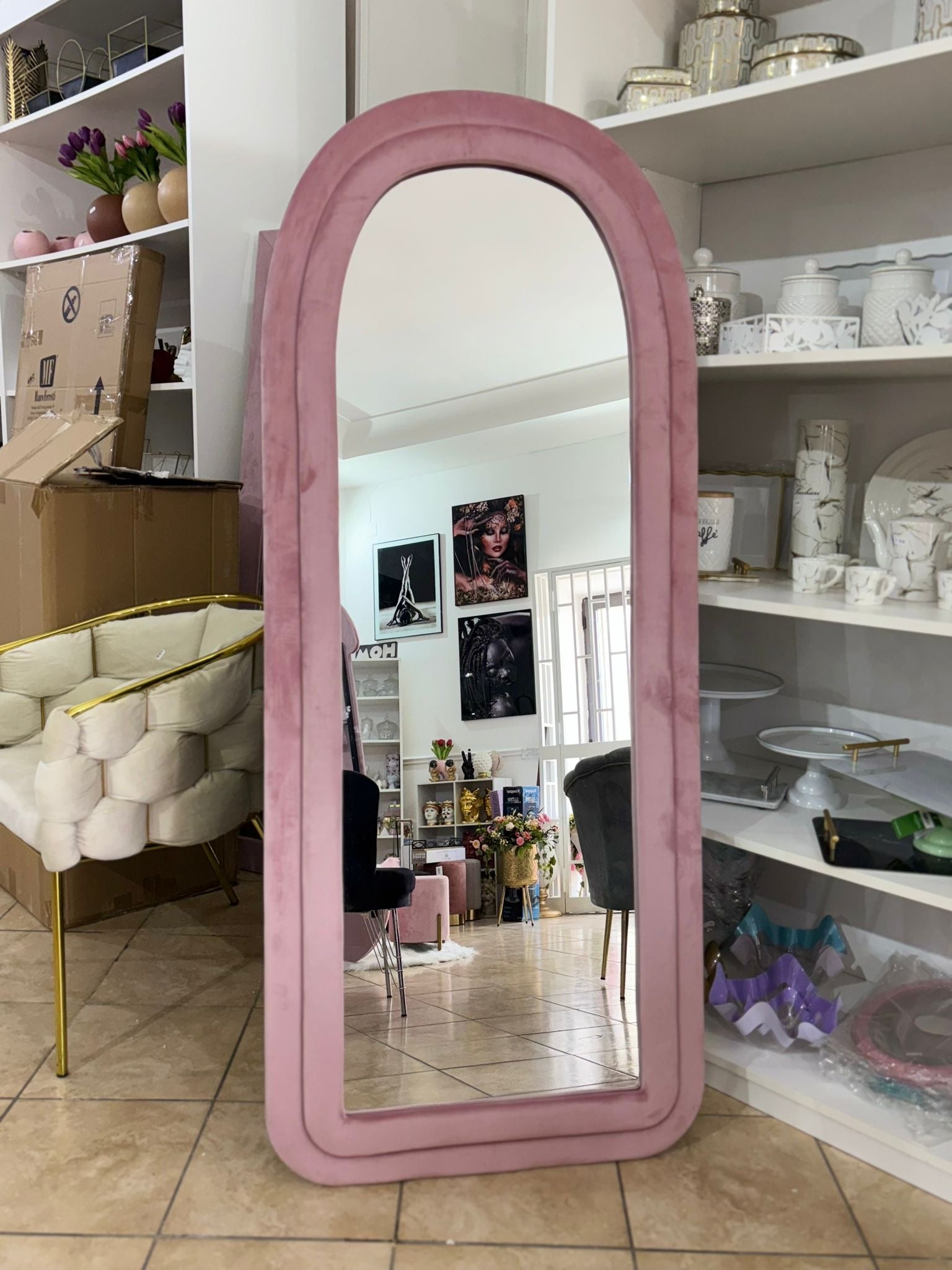 Specchio da pavimento in velluto rosa ad arco 70x170 cm