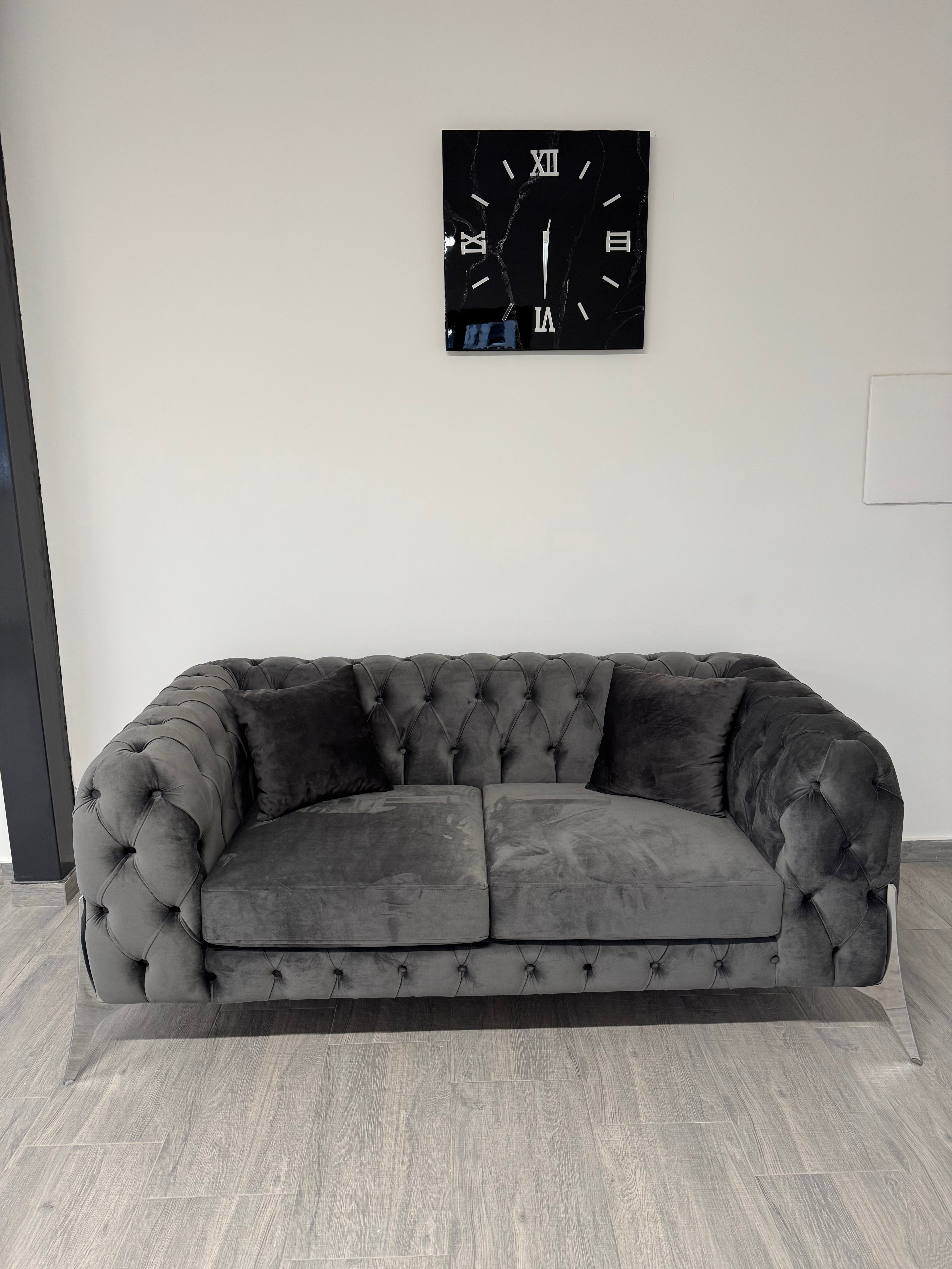 Divano capitonneè a tre posti in velluto 240x95x81 cm personalizzabile