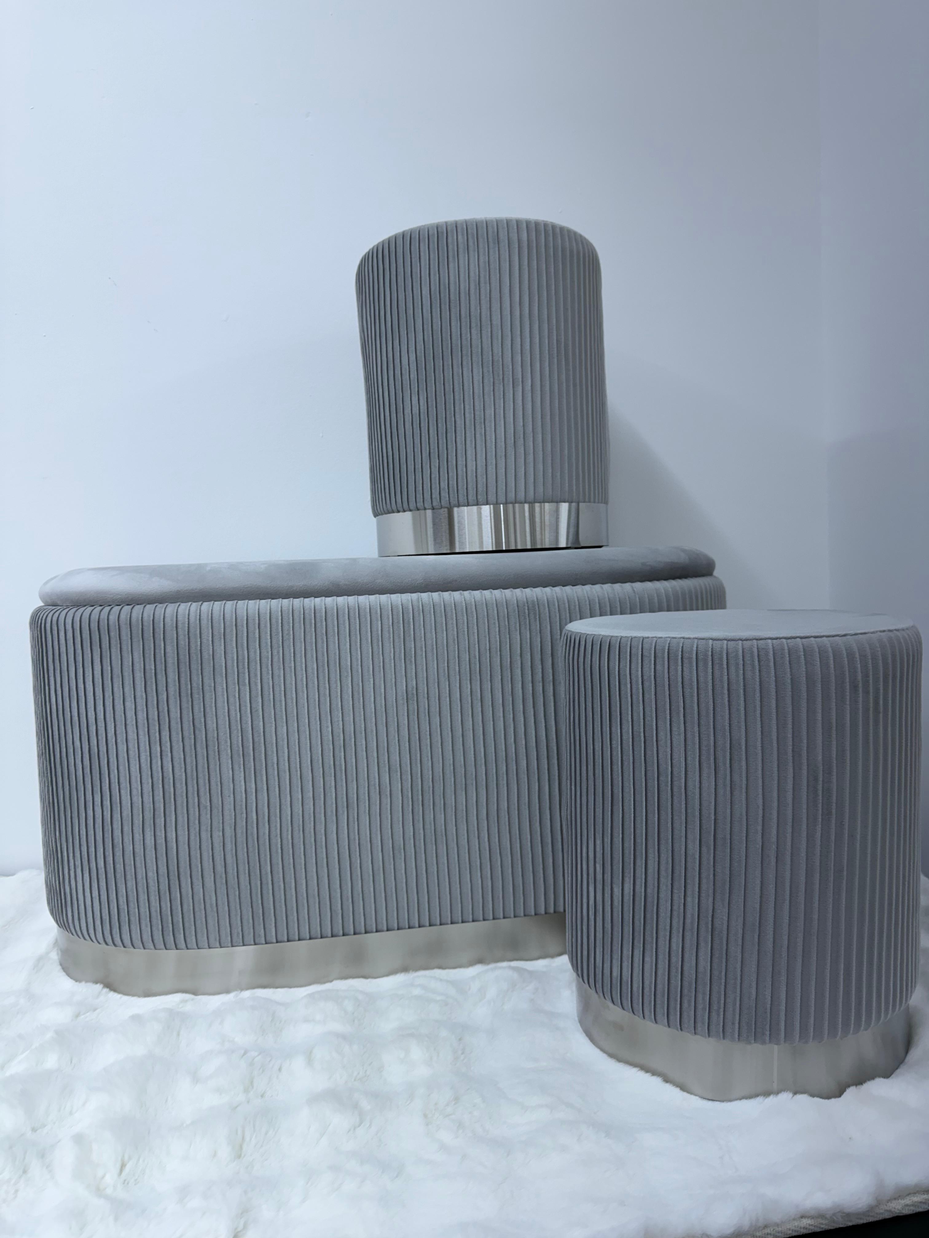 Set 3 pezzi panca con due Pouf in velluto grigio