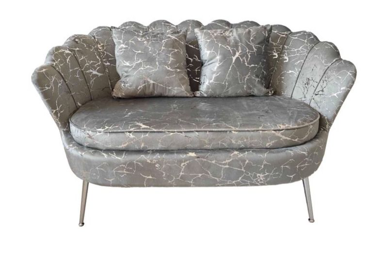 Divano grigio effetto marmorizzato con cuscini in Omaggio