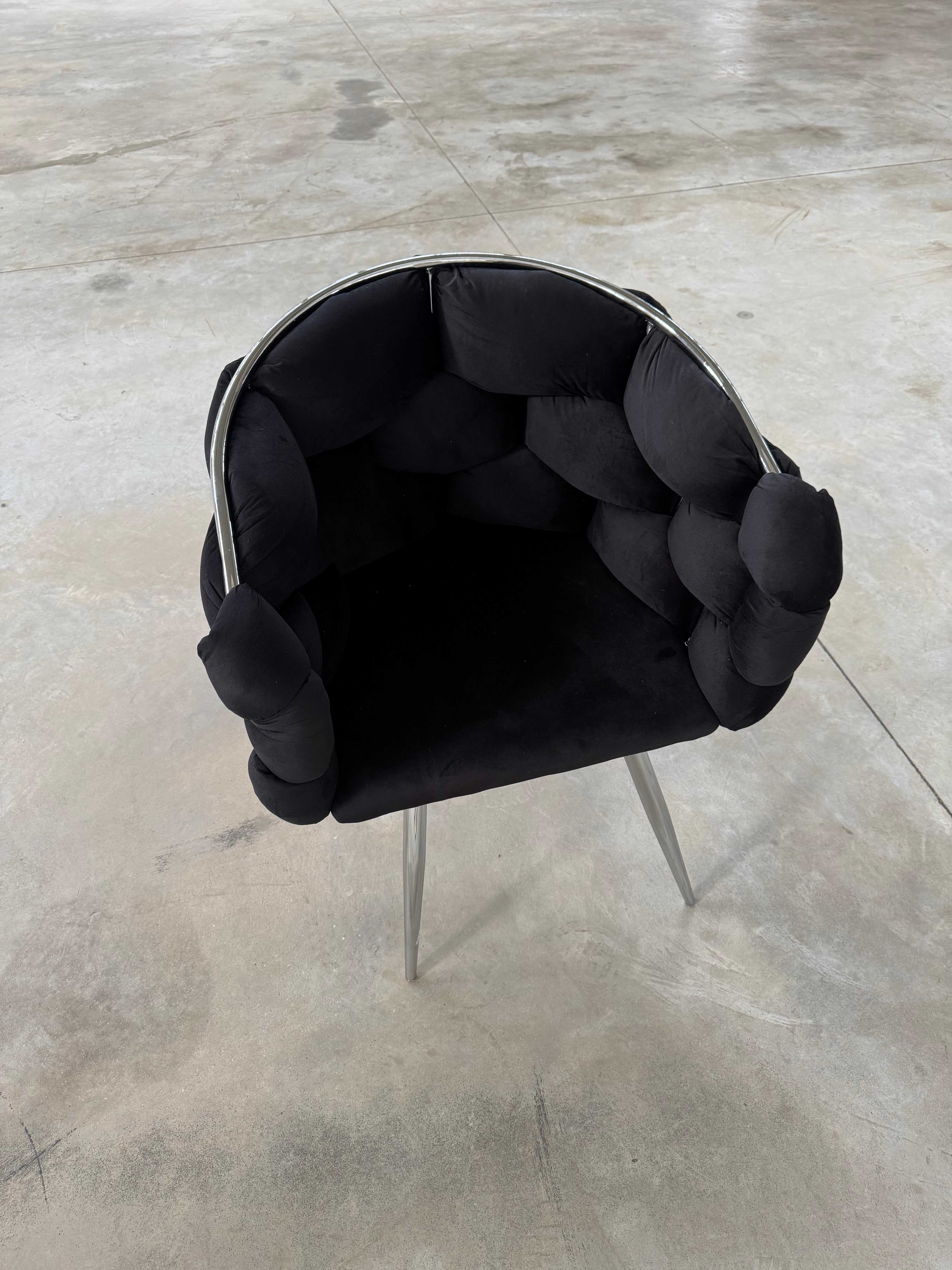 Poltrona imbottita in velluto nero struttura in argento 80x65x65cm