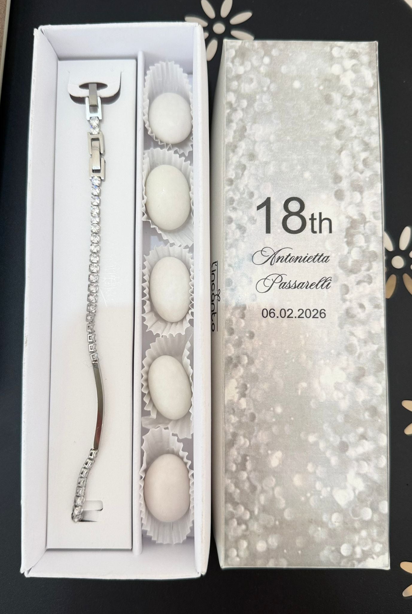 Bomboniera elegante con bracciale tennis scatola e confetti personalizzabile