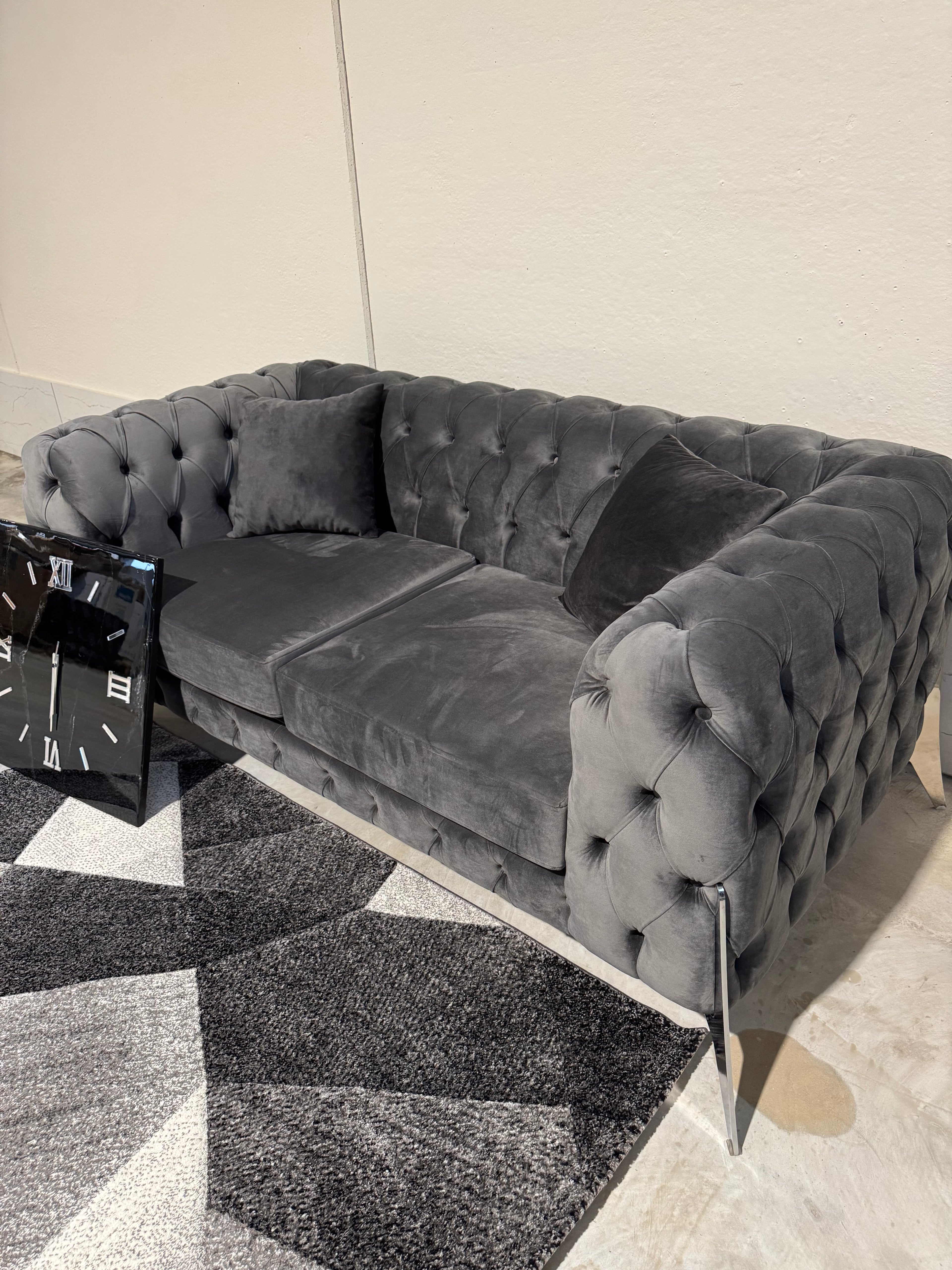 Divano capitonneè a tre posti in velluto 240x95x81 cm personalizzabile