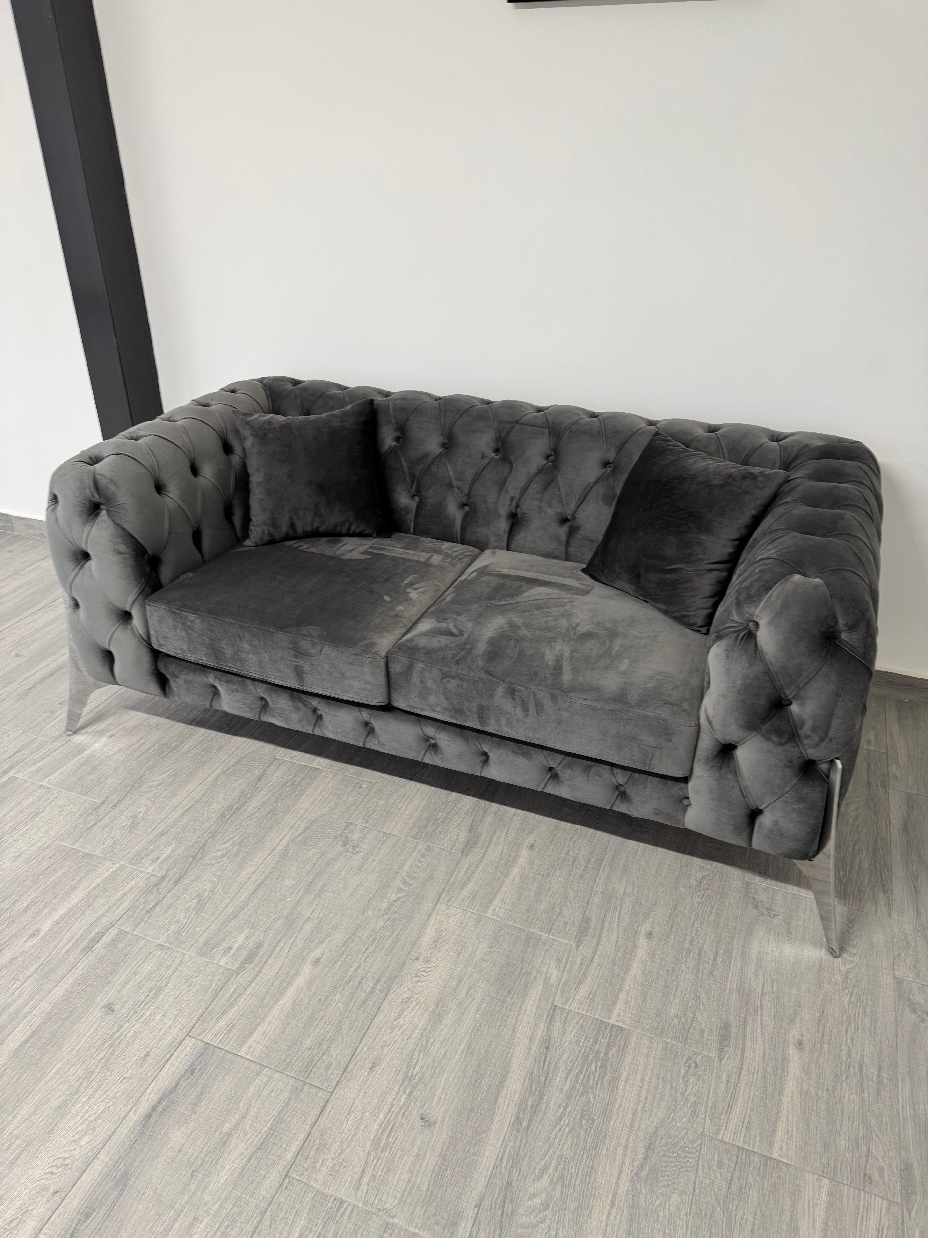 Divano capitonneè a tre posti in velluto 240x95x81 cm personalizzabile