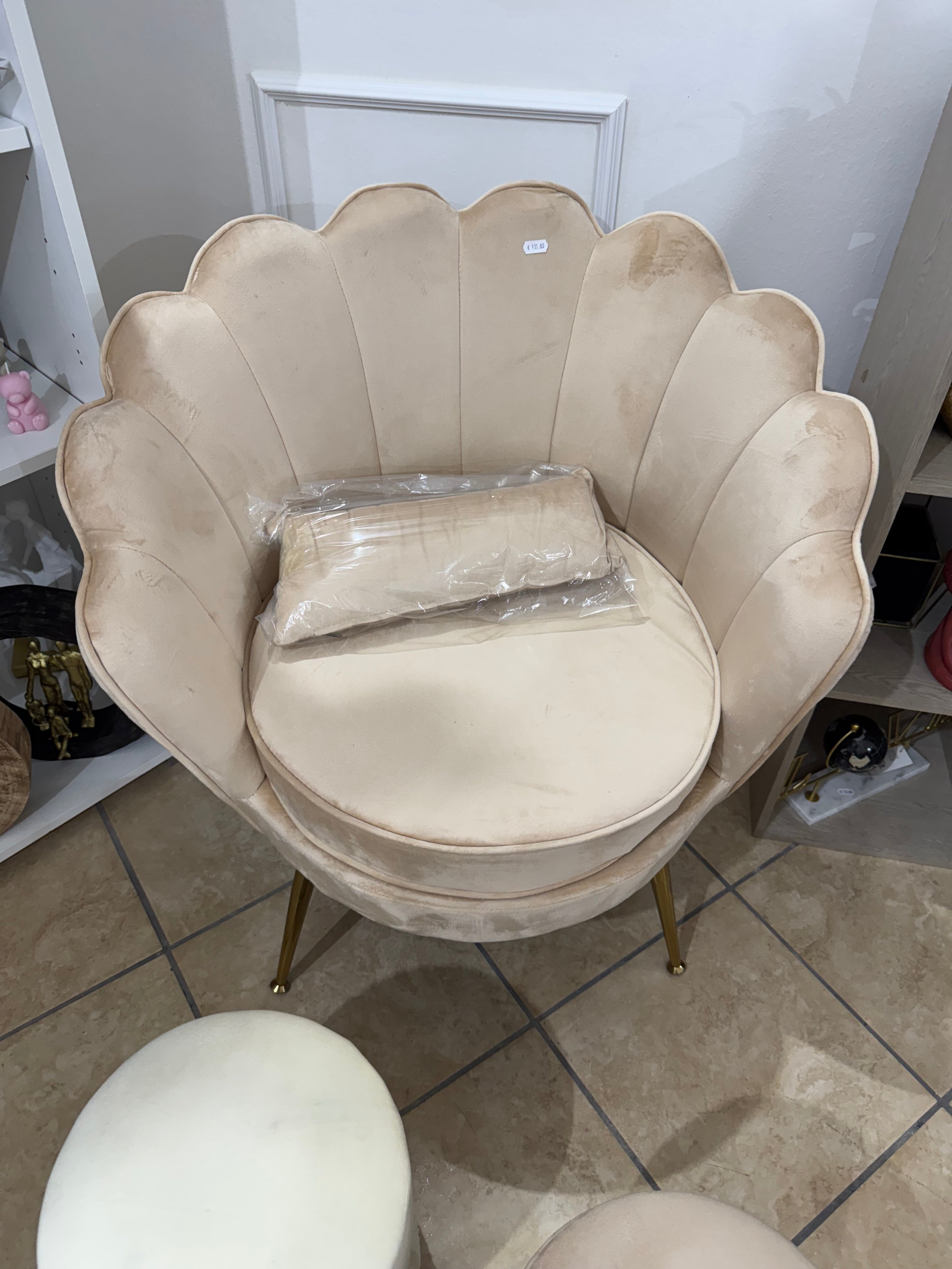 Poltrona in velluto beige con cuscino 72x65x76h cm