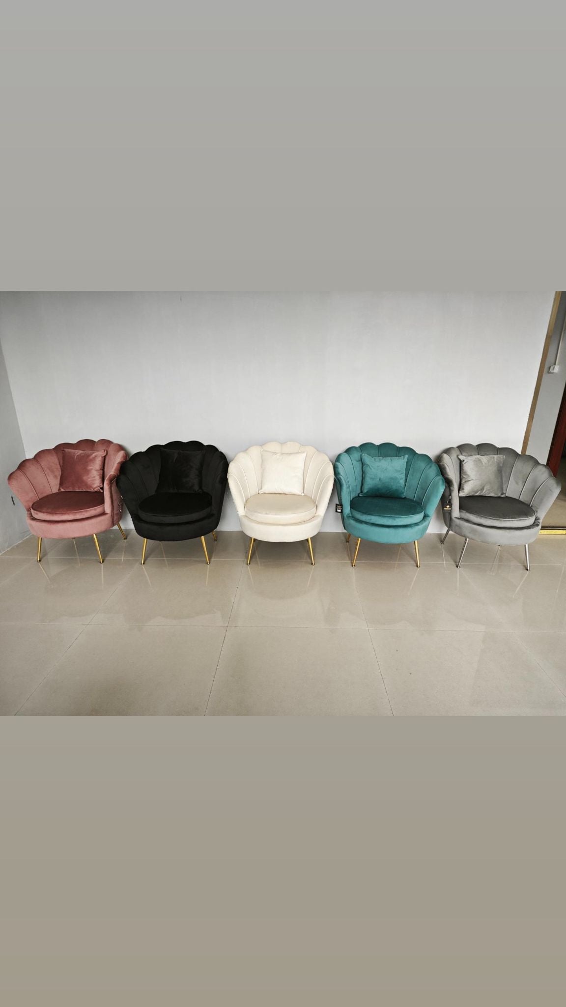Poltrona a conchiglia panna con cuscino 72X65X76H cm