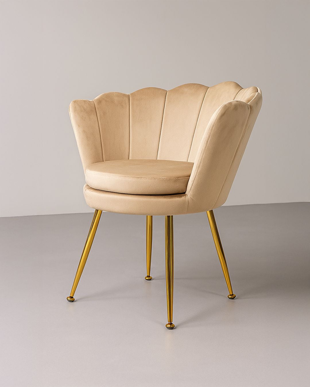 Poltrona in velluto a conchiglia tortora