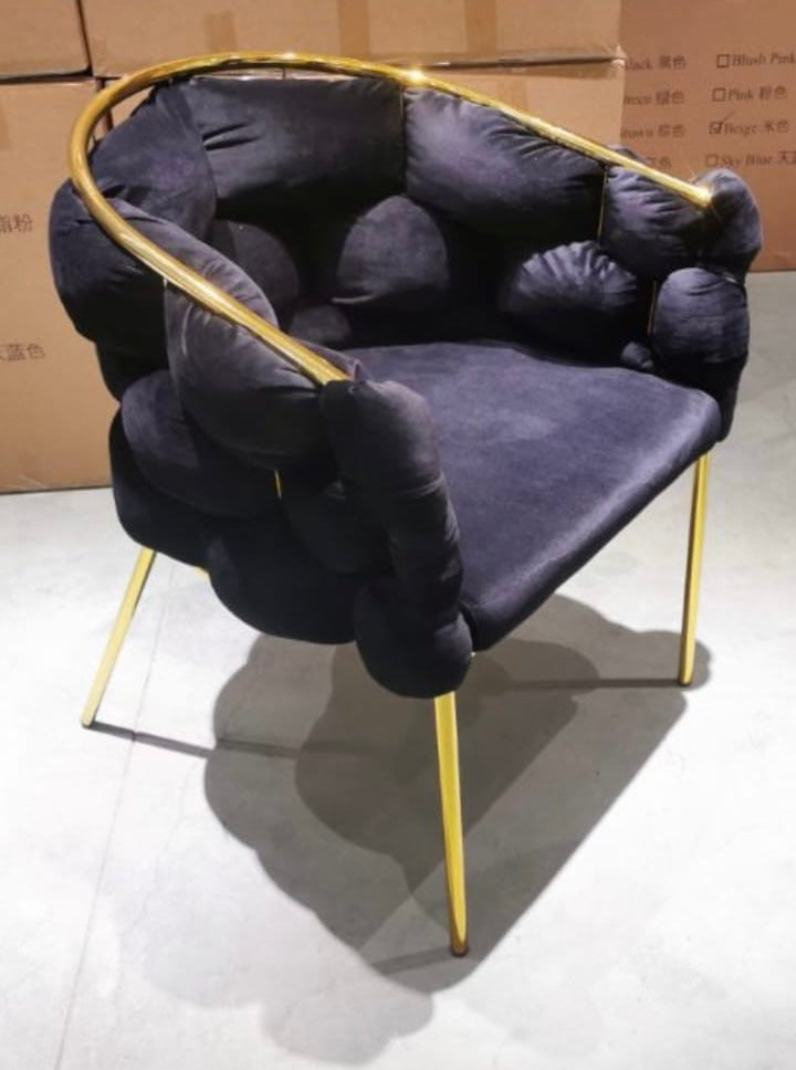 Poltrona imbottita in velluto nero struttura in oro 80x65x65cm