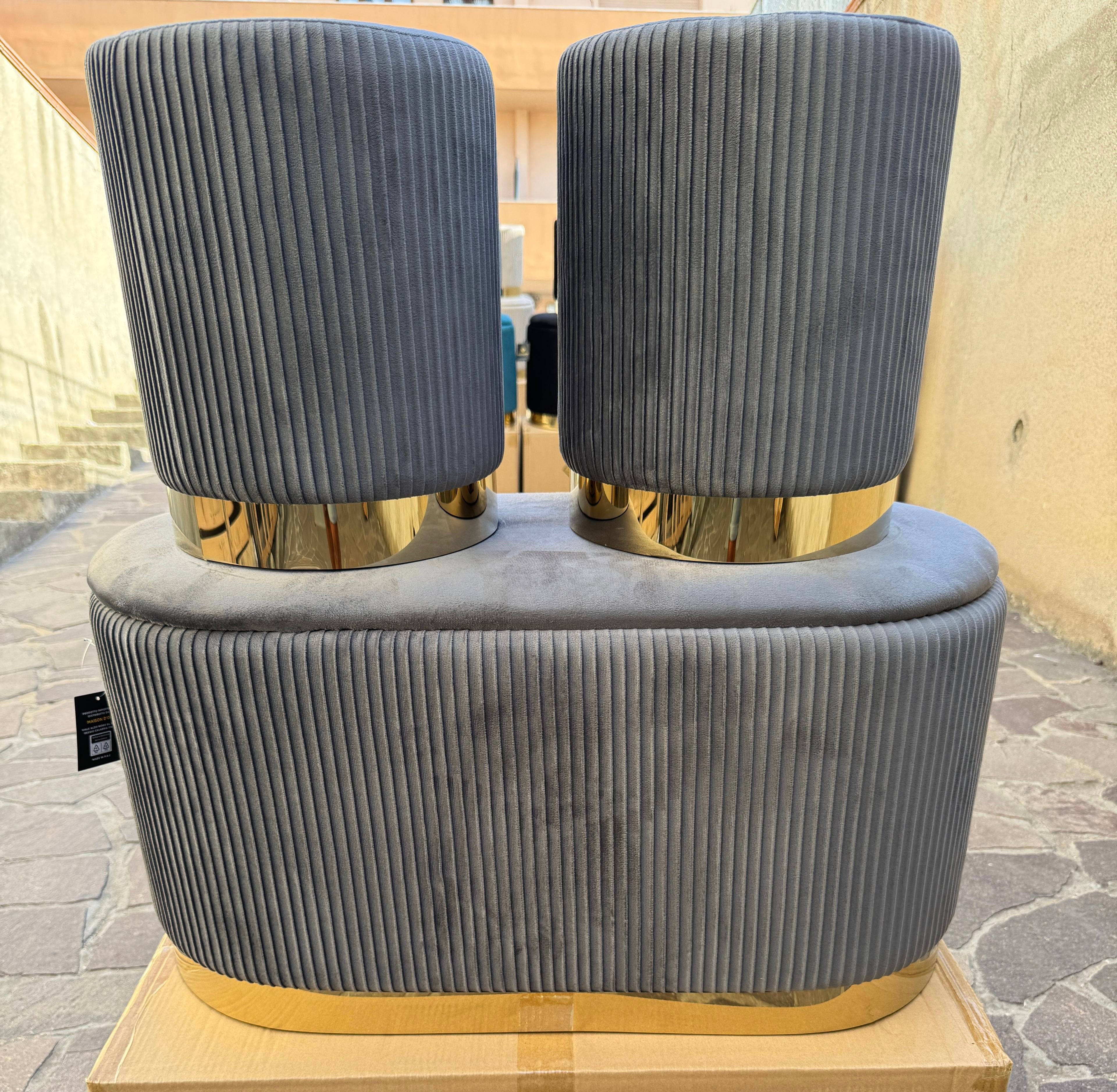 Set 3 pezzi panca con due Pouf in velluto grigio