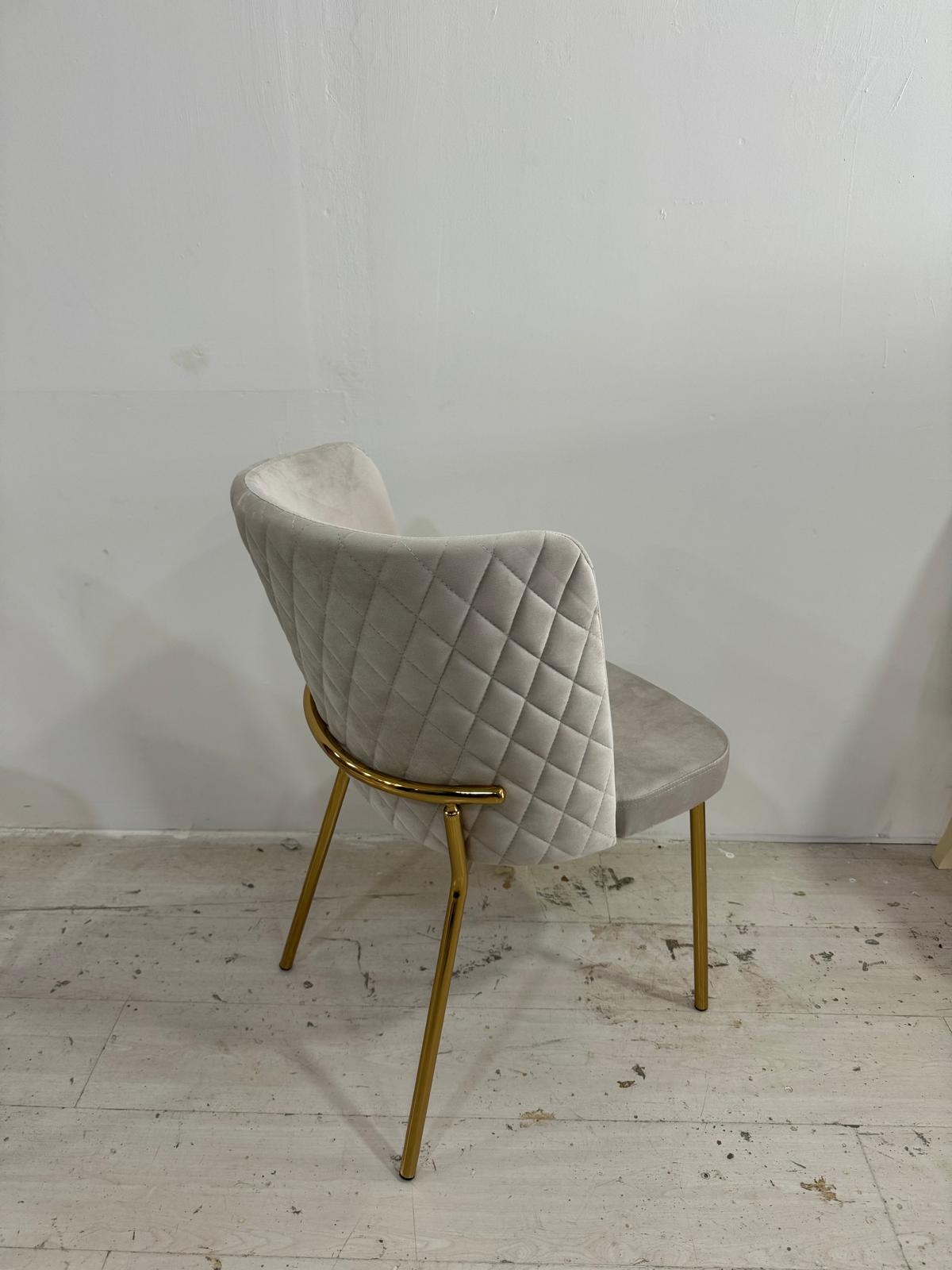 Sedia trapuntata in velluto beige