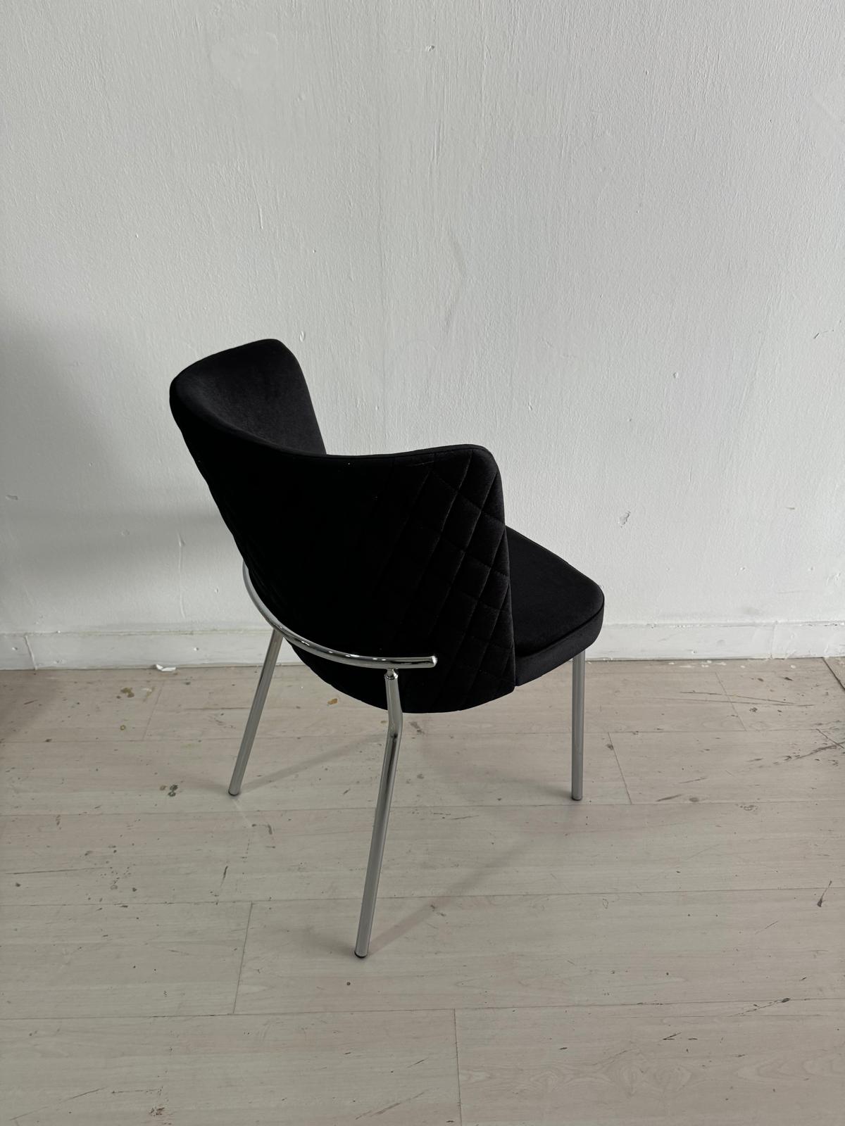 Sedia trapuntata in velluto nero