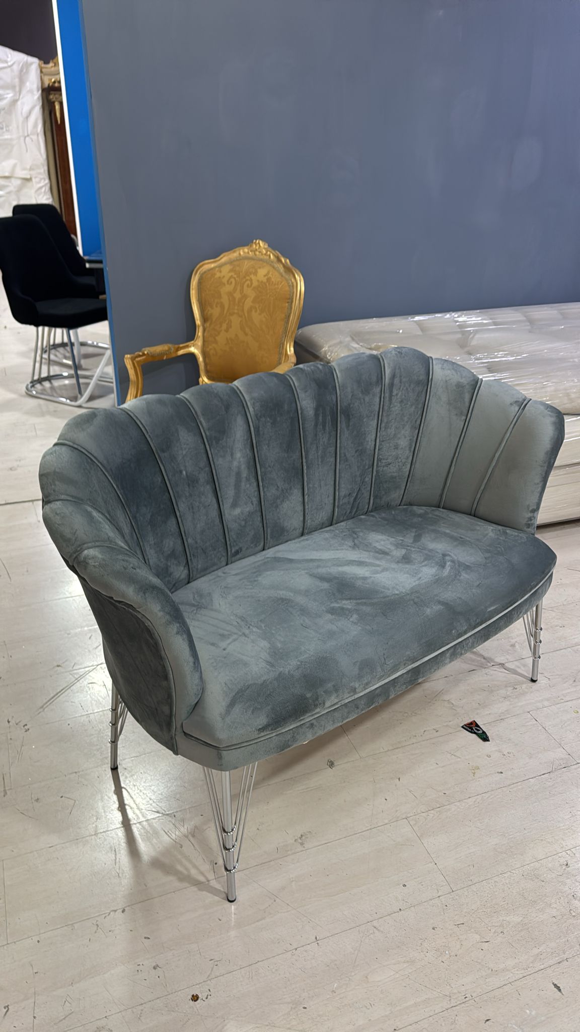 Divano petalo due posti in velluto grigio imbottito gambe in metallo 130x60x83cm