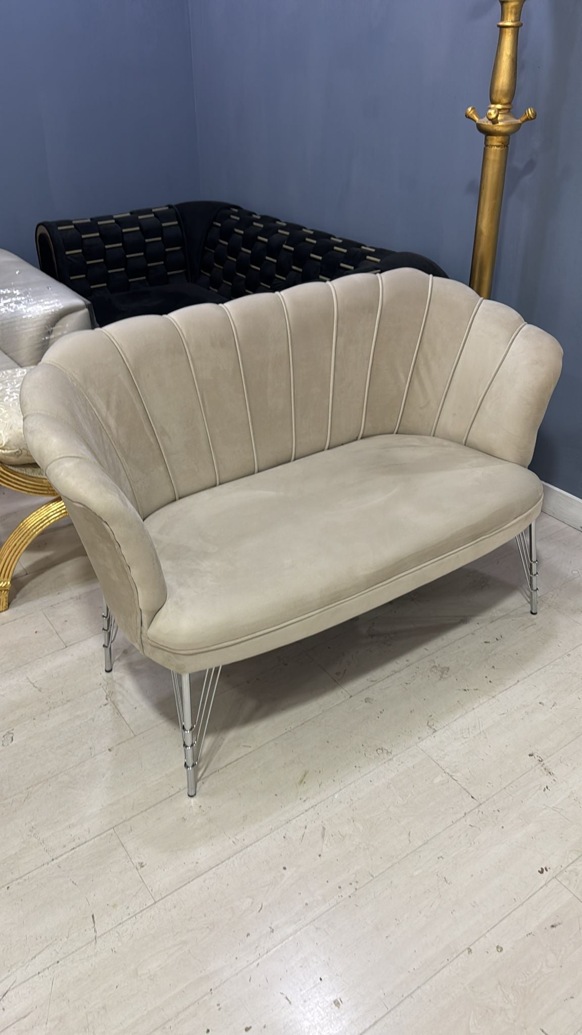 Divano petalo due posti in velluto beige imbottito gambe in metallo 130x60x83cm