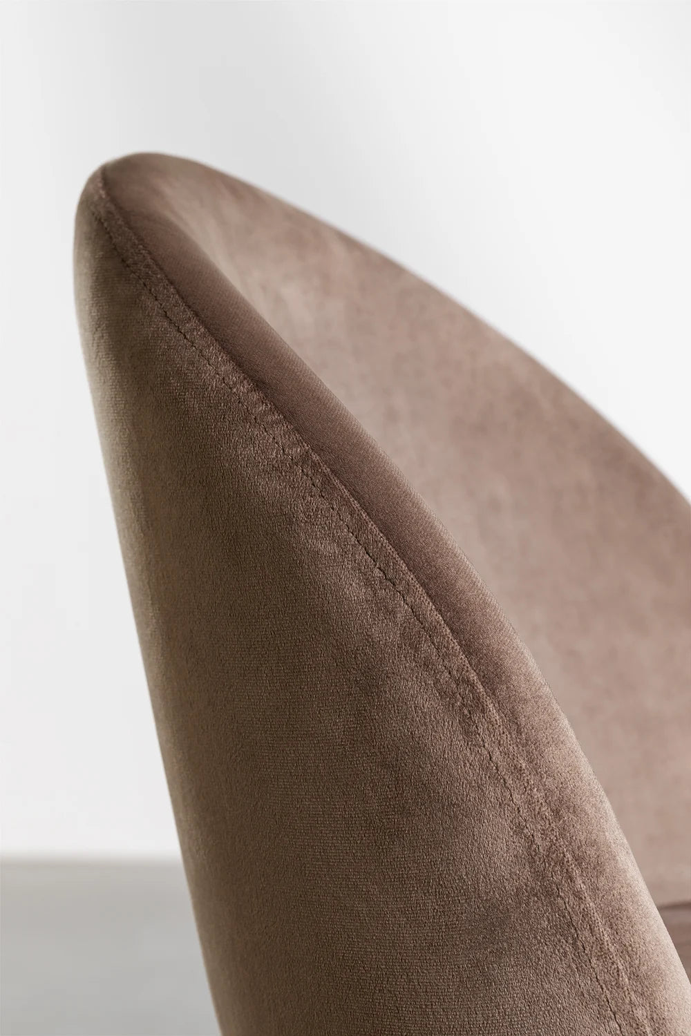 Sedia in velluto tortora con gambe oro