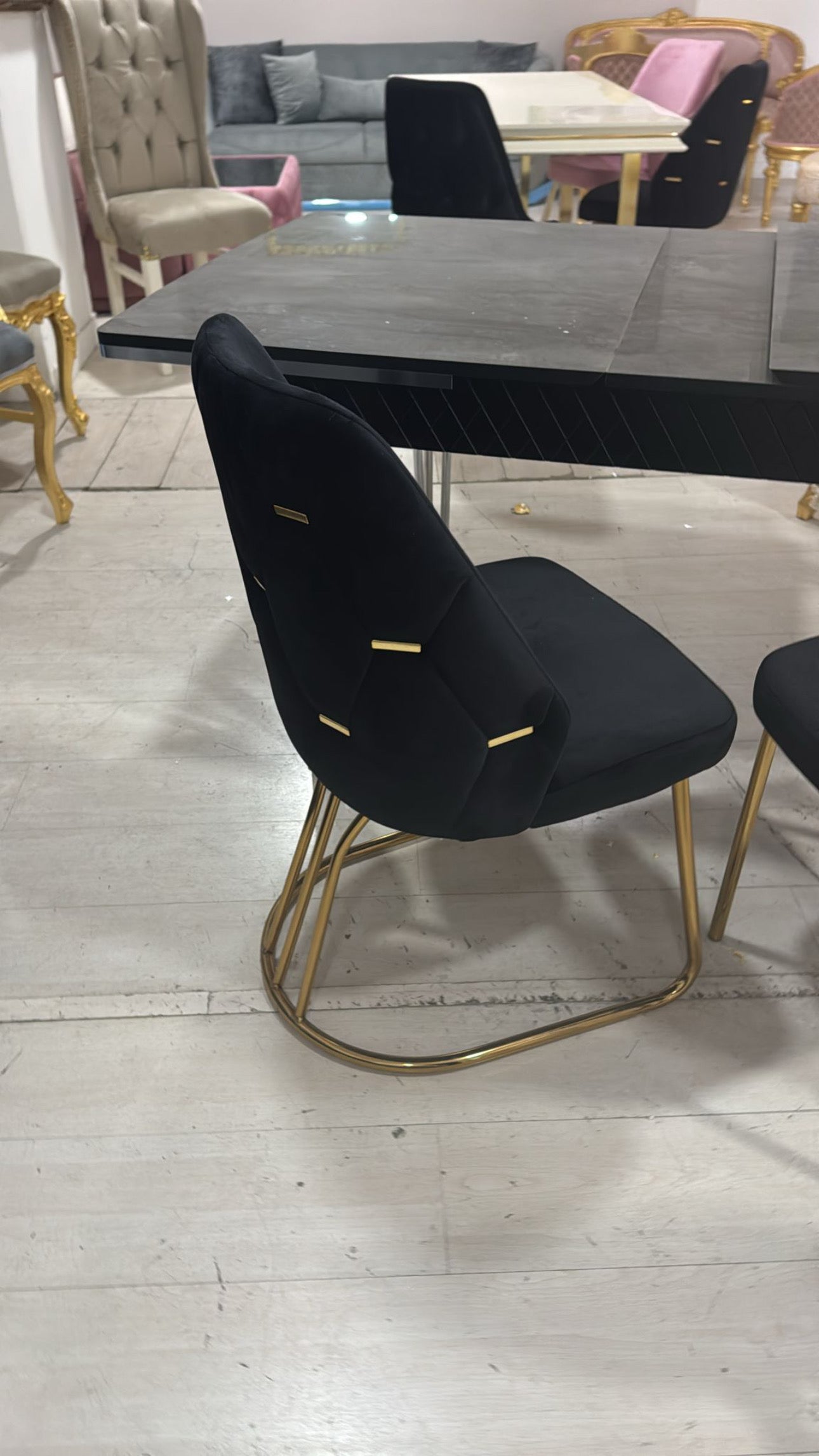 Sedia capitonnè in velluto nero