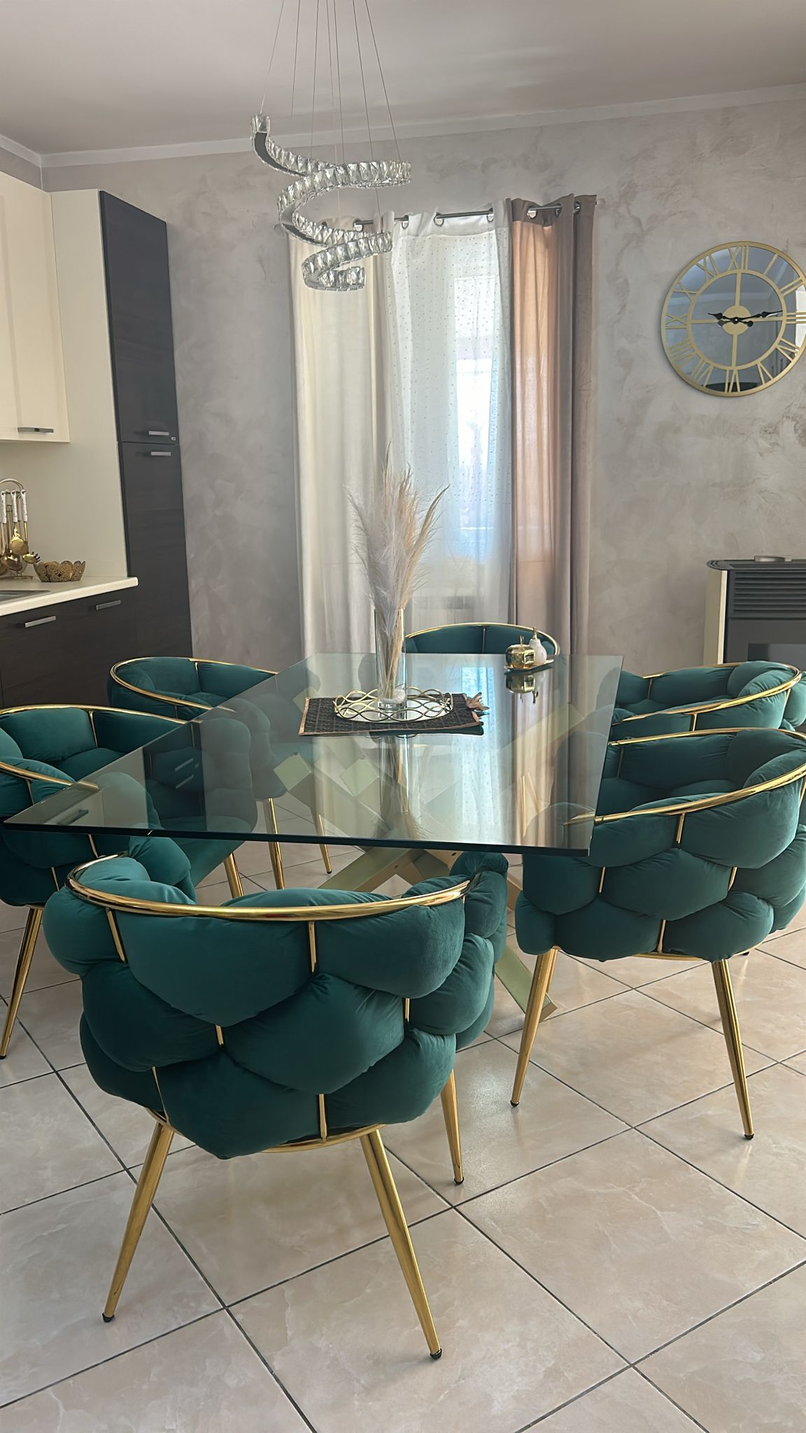 Poltrona imbottita in velluto verde struttura in oro 80x65x65cm