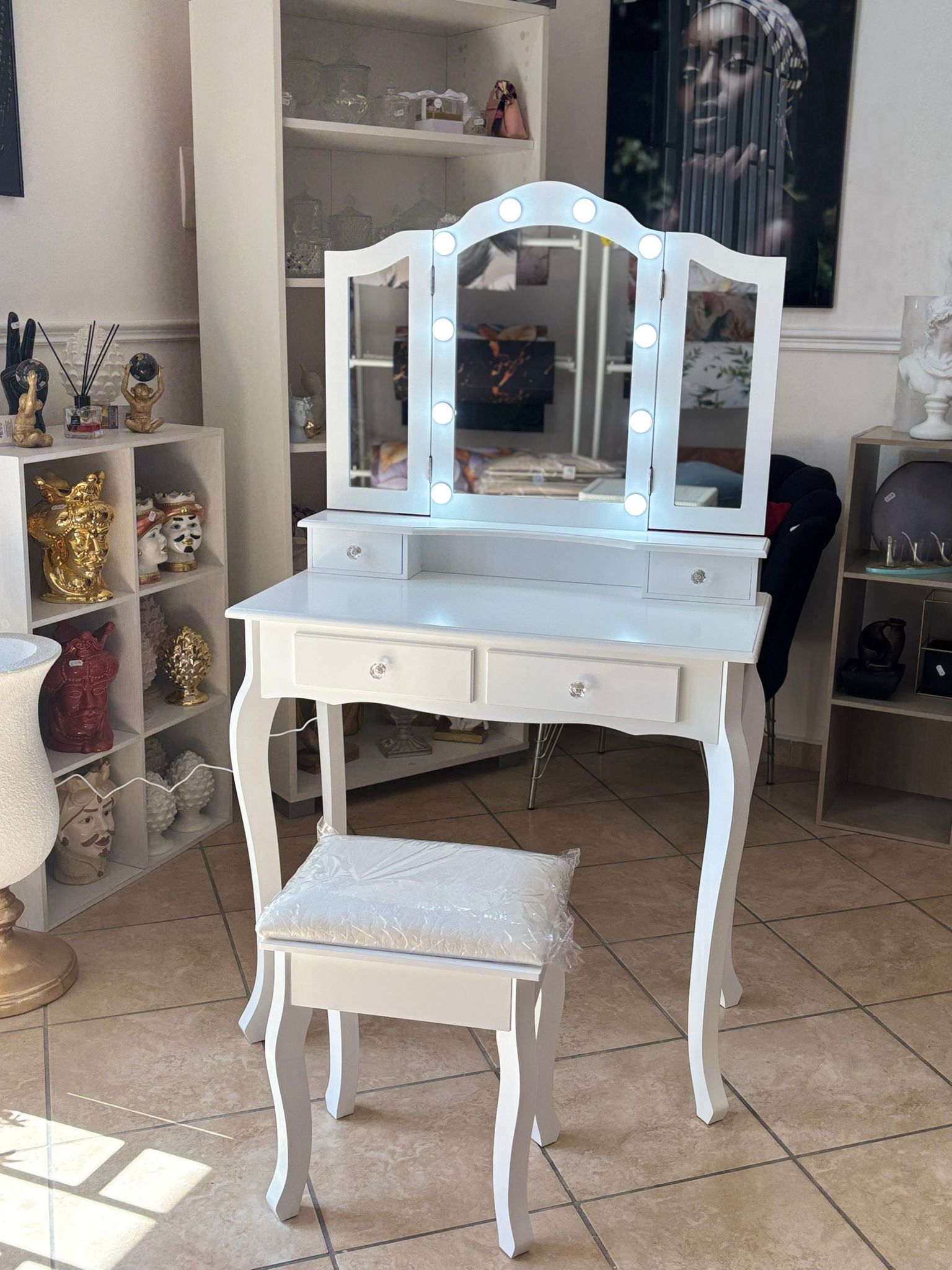 Toletta luci led bianco sedia