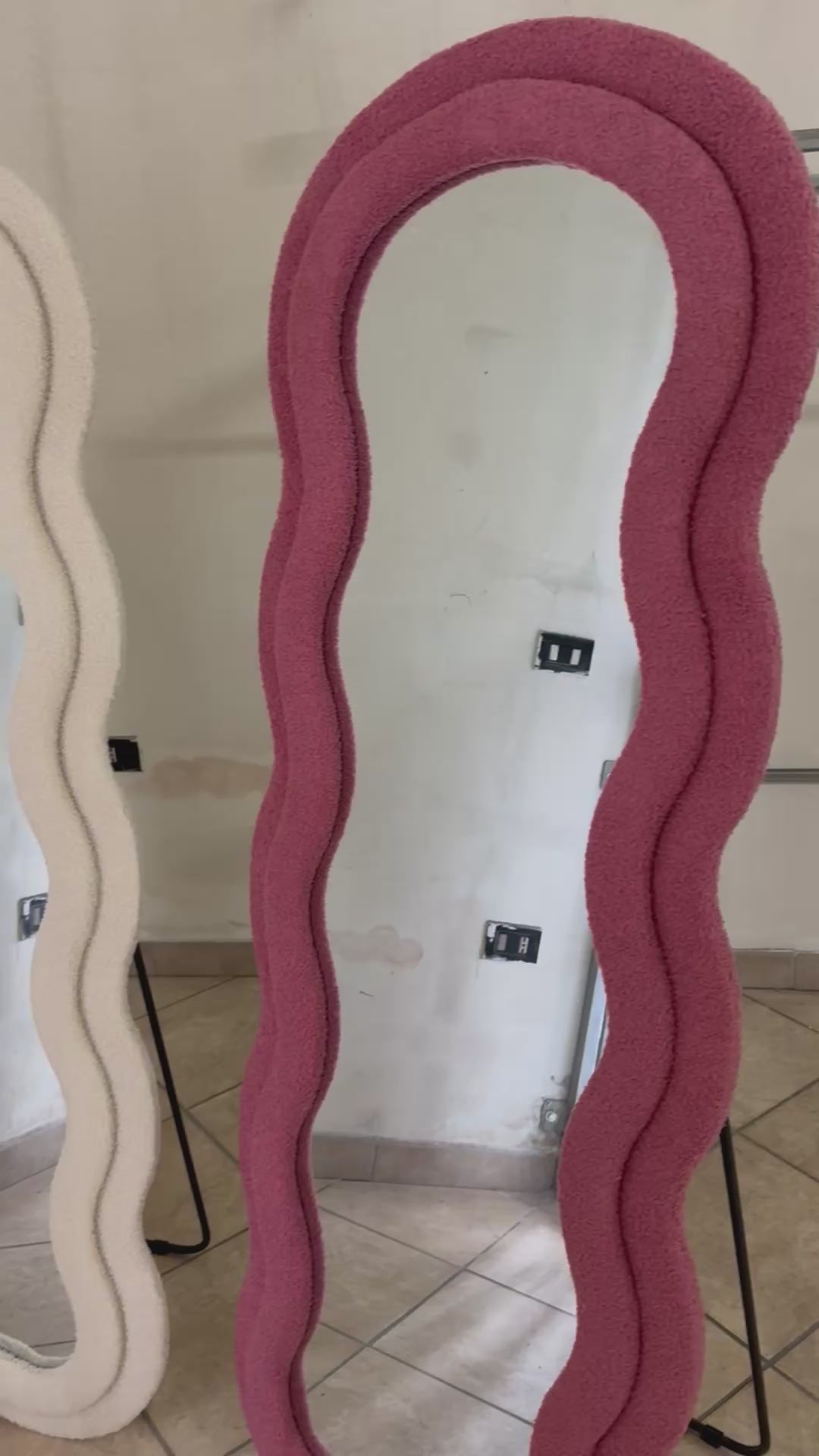 Specchio da pavimento con cornice rosa boucle teddy