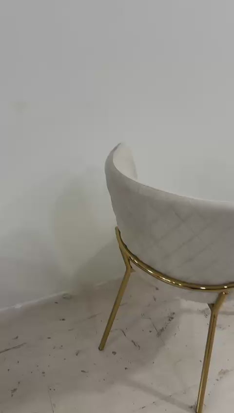 Sedia trapuntata in velluto beige