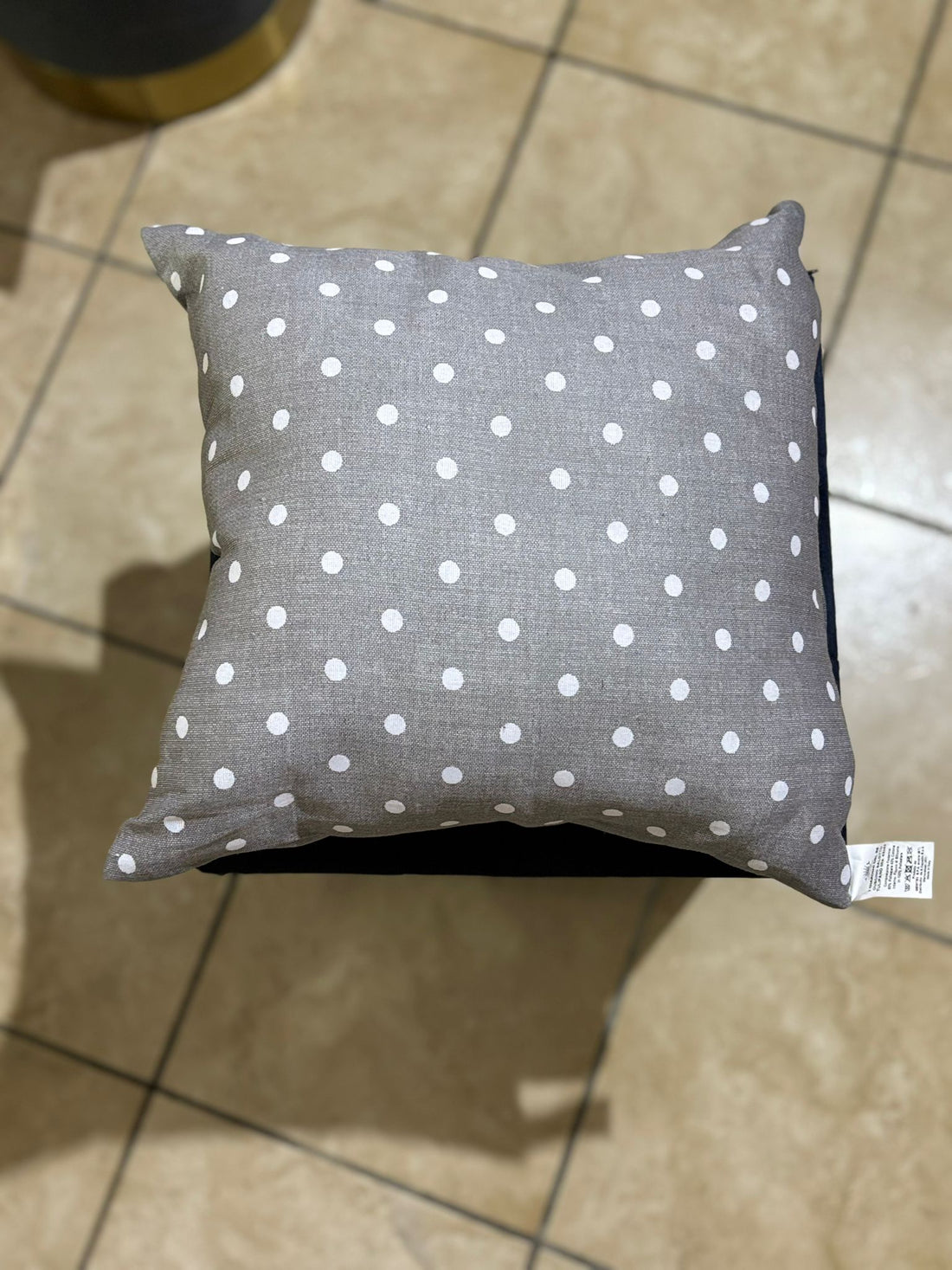 Cuscino grigio a pois