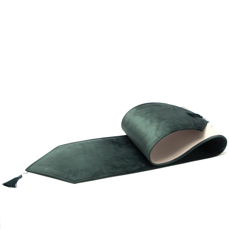 Runner tavola in velluto verde scuro con nappa