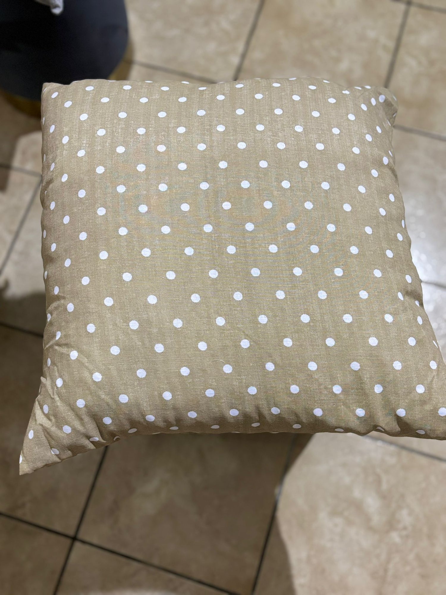Cuscino beige a pois