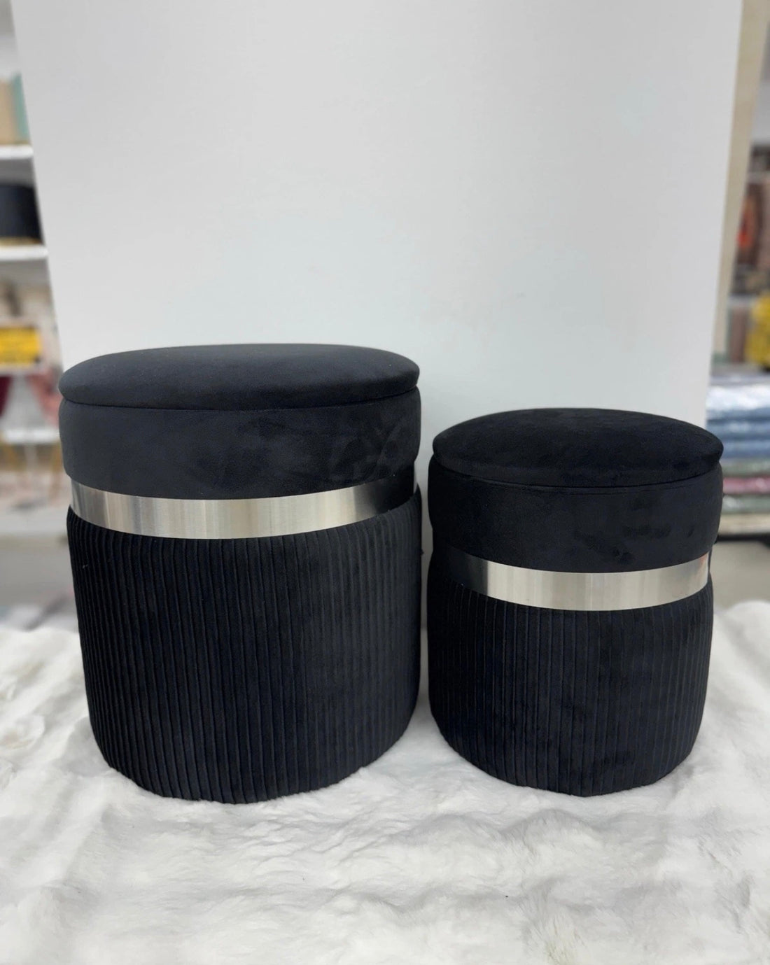 Set due Pouf grande e piccolo in velluto nero linea argento