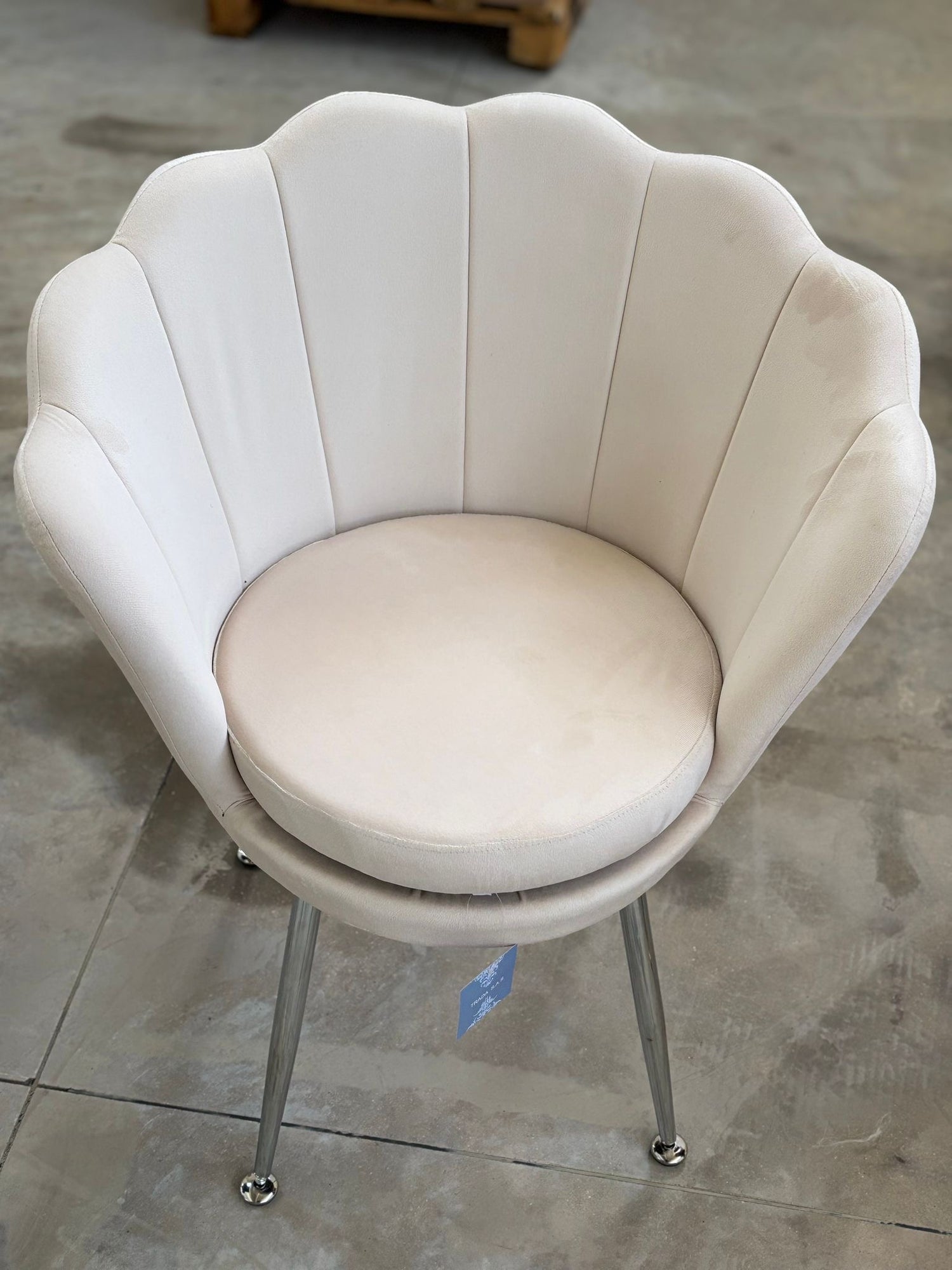 PREORDINE - Poltrona in velluto a conchiglia panna