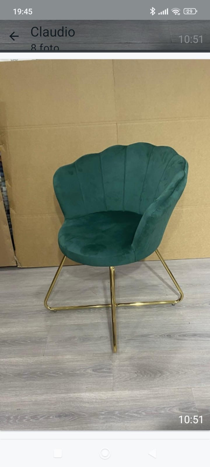 Poltrona a conchiglia verde in velluto piedi a incrocio