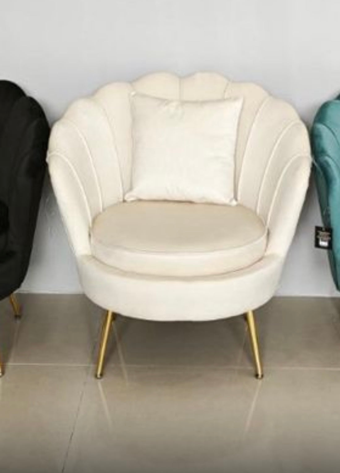 Poltrona a conchiglia panna con cuscino 72X65X76H cm