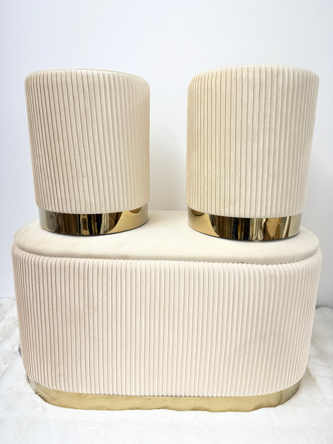Set 3 pezzi panca con due Pouf in velluto panna