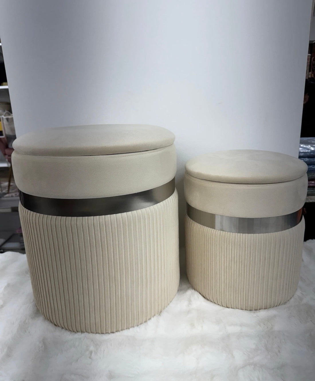 Set due Pouf grande e piccolo in velluto beige linea argento