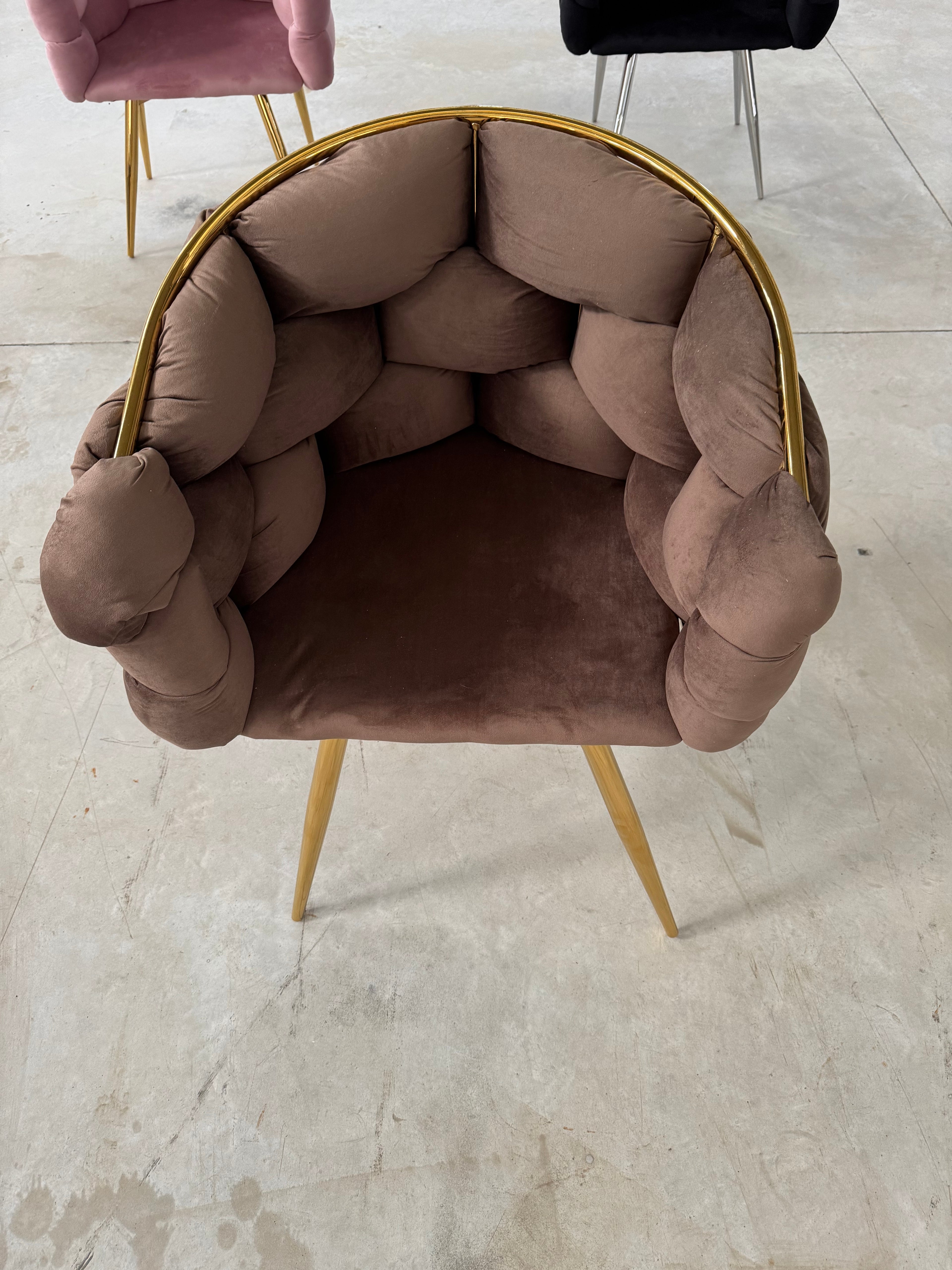 Poltrona imbottita in velluto tortora  struttura in oro 80x65x65cm