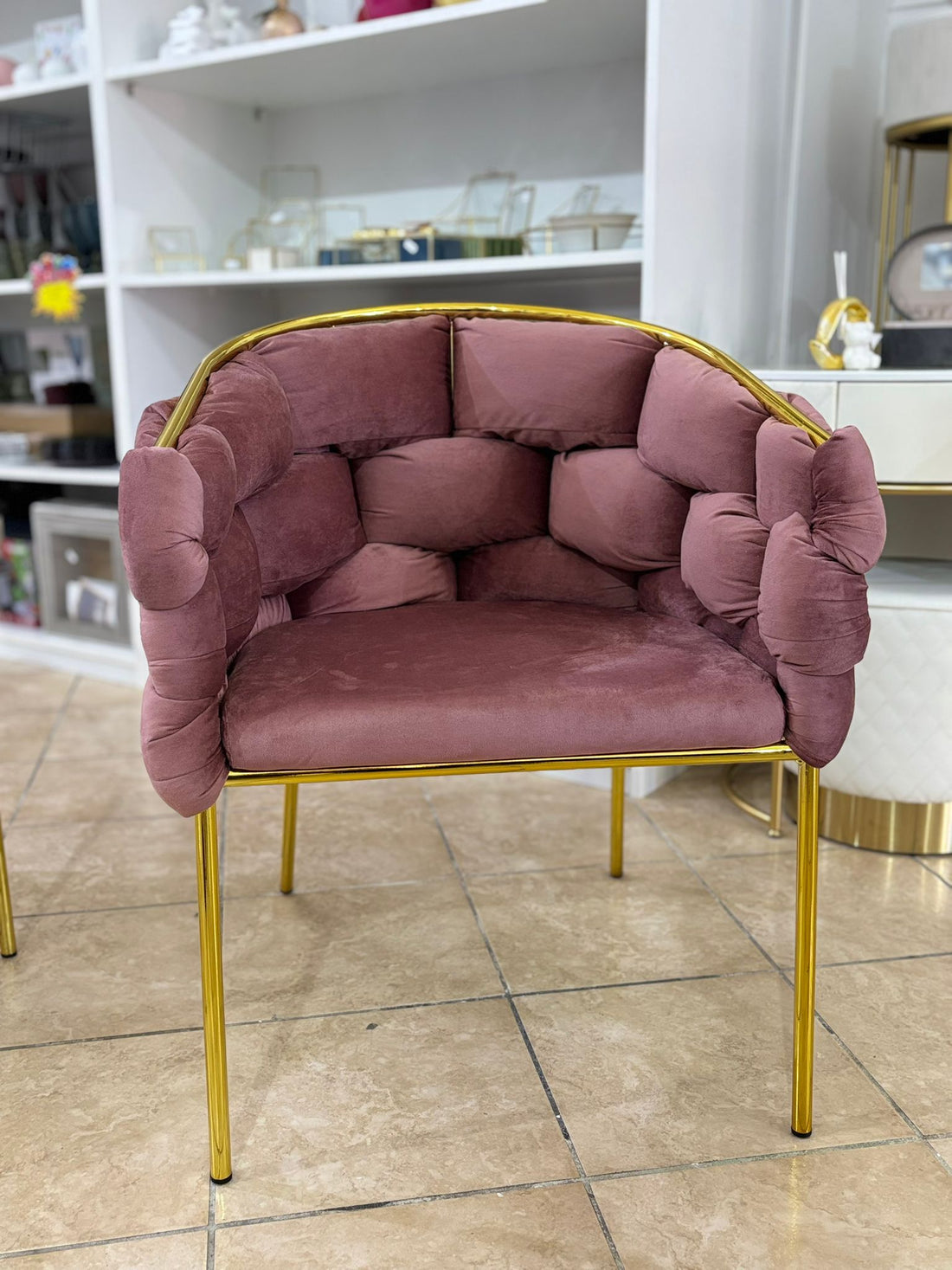 Poltrona sedia imbottita in velluto rosa con struttura oro 80X65X65cm