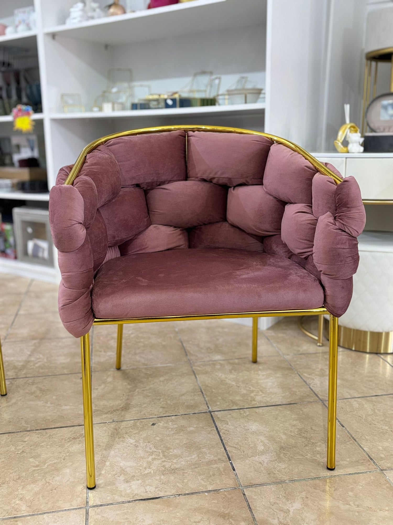 Poltrona sedia imbottita in velluto rosa con struttura oro 80X65X65cm