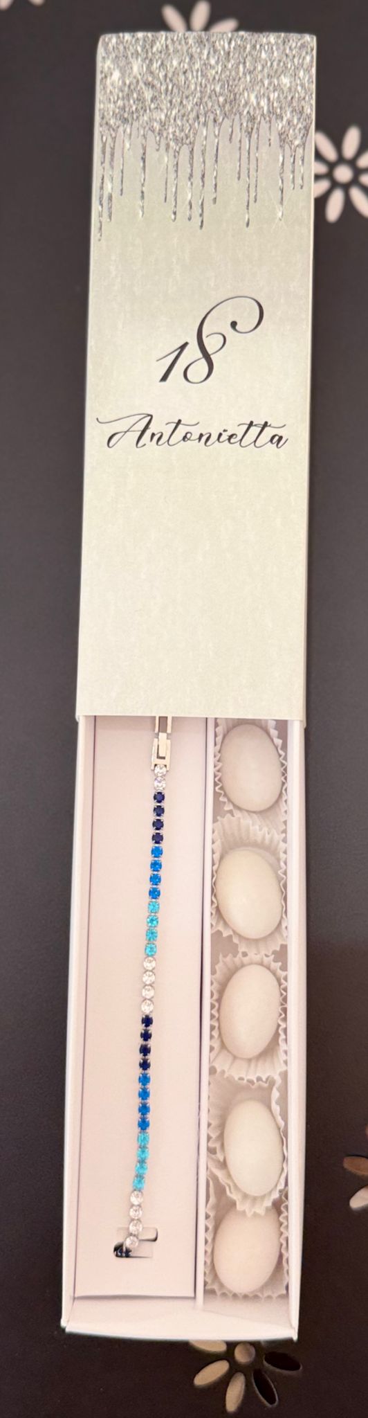 Bomboniera elegante con bracciale tennis scatola e confetti personalizzabile