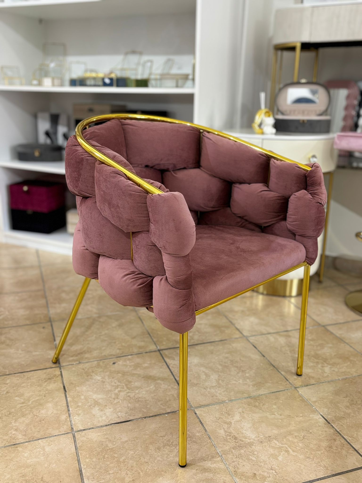 Poltrona sedia imbottita in velluto rosa con struttura oro 80X65X65cm