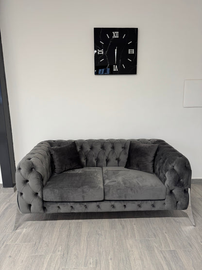 Divano capitonneè a tre posti in velluto 240x95x81 cm personalizzabile