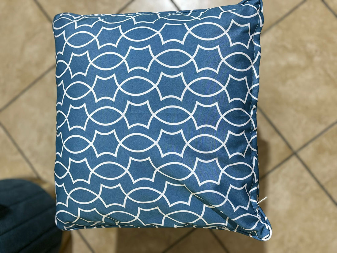 Cuscino celeste con disegno bianco