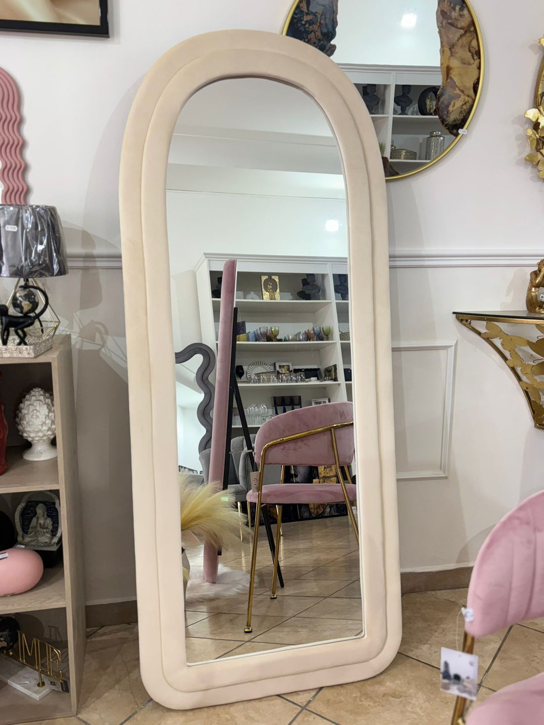 Specchio da pavimento in velluto beige ad arco 70x170 cm