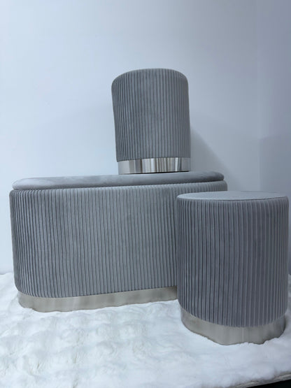 Set 3 pezzi panca con due Pouf in velluto grigio