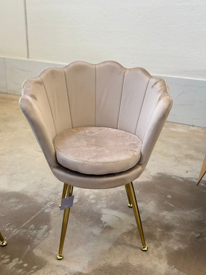 Poltrona in velluto a conchiglia tortora