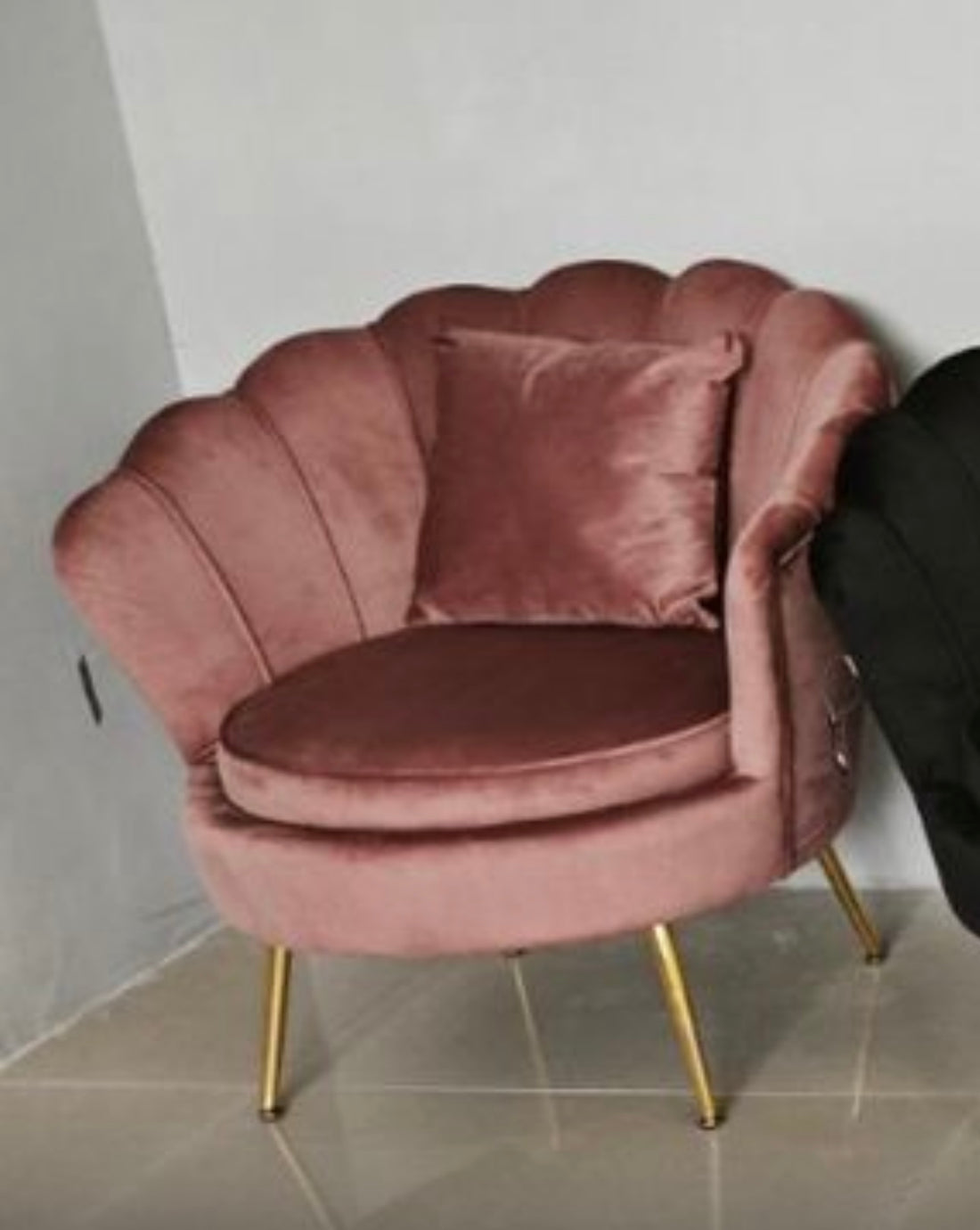 Poltrona a conchiglia rosa antico con cuscino 72X65X76H cm