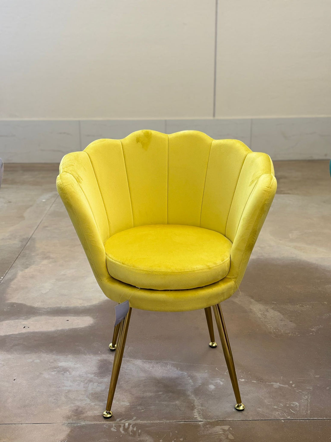 PREORDINE - Poltrona in velluto a conchiglia giallo