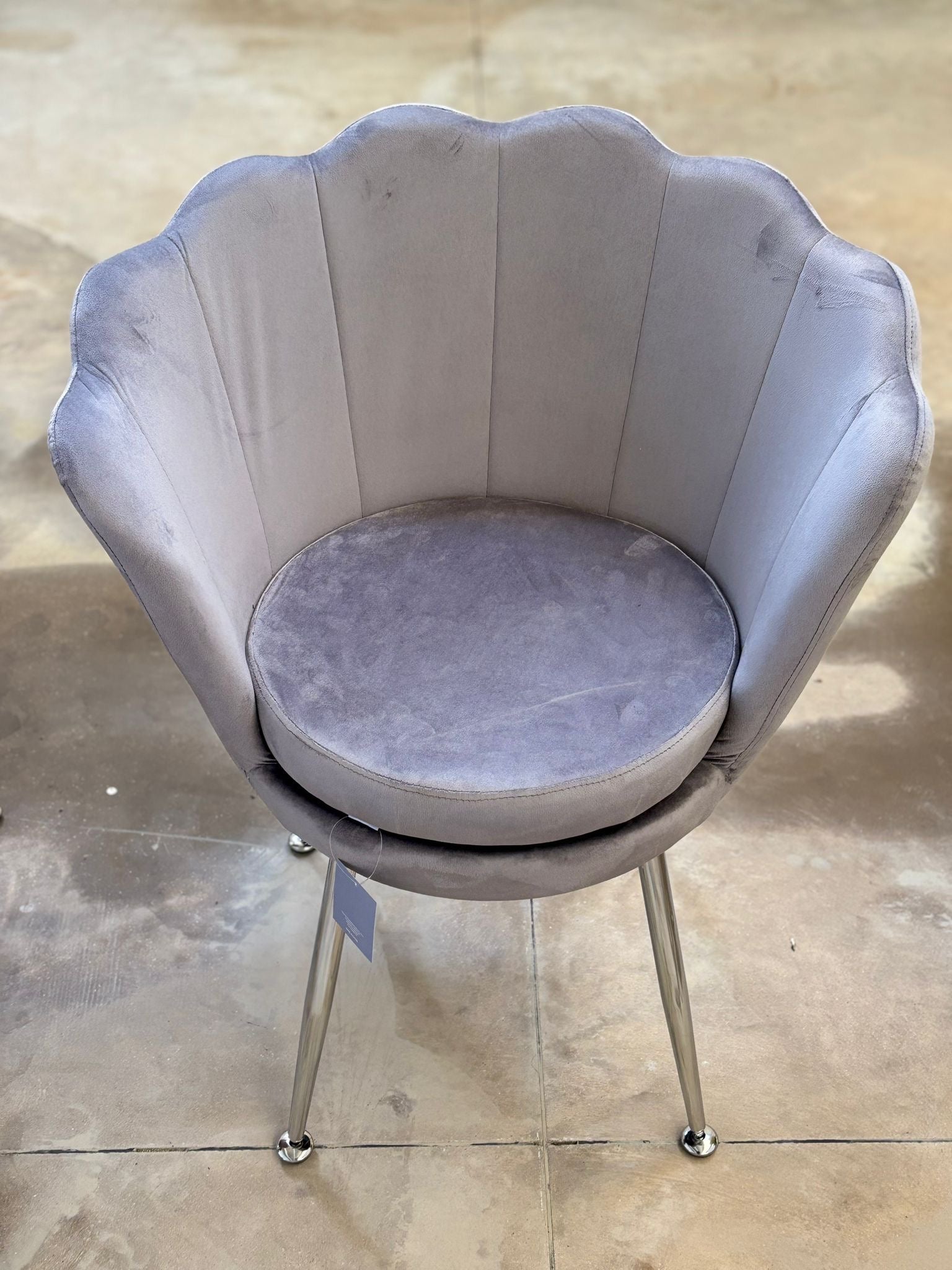 PREORDINE - Poltrona in velluto a conchiglia grigio